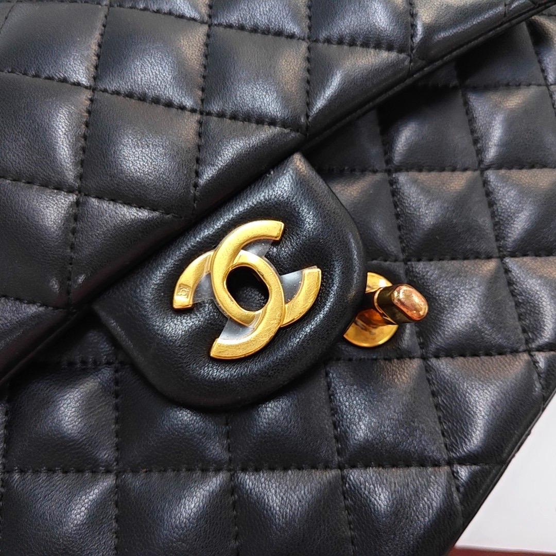 Chanel Classic Flap Vintage Mediano Piel de cordero negra con HW de oro de 24 quilates, 1994 2
