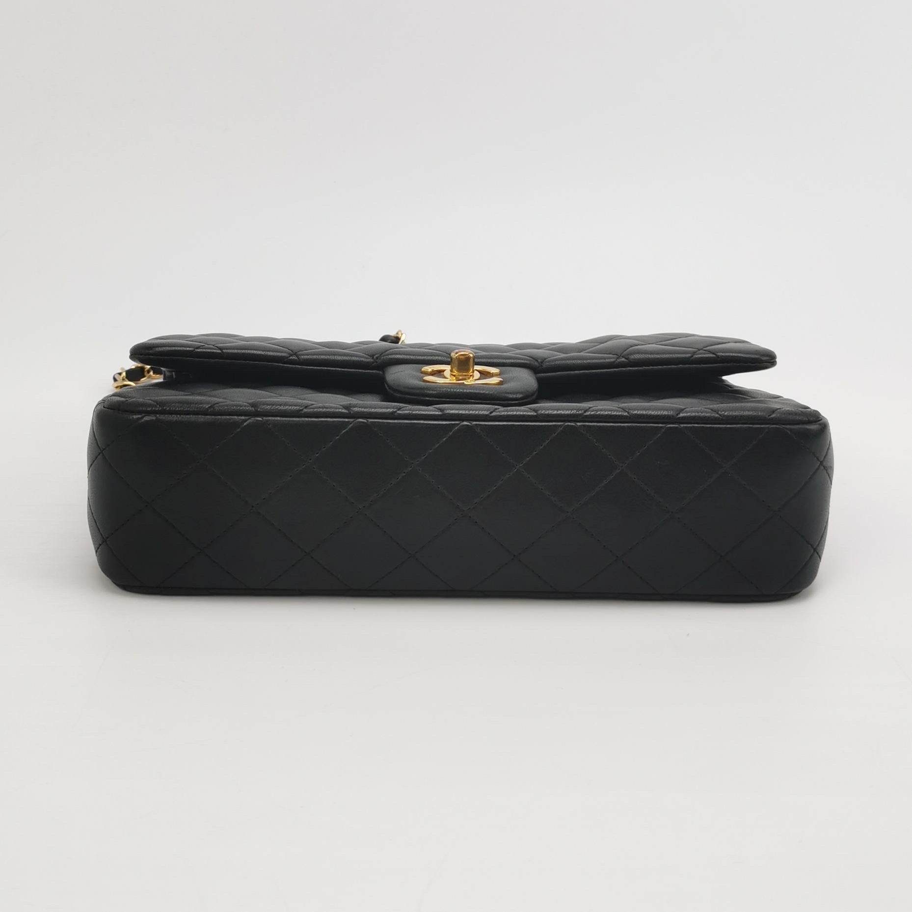 Chanel Classic Flap Vintage Medium Schwarzes Lammleder mit 24k Gold HW, 1994 im Angebot 3