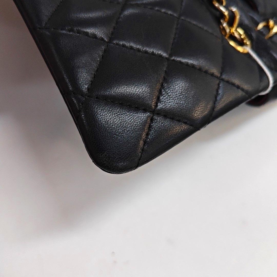 Chanel Classic Flap Vintage Medium Schwarzes Lammleder mit 24k Gold HW, 1994 im Angebot 5