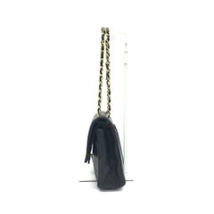 Borsa Chanel Classic Flap Vintage media in pelle di agnello nera con logo HW in oro 24k