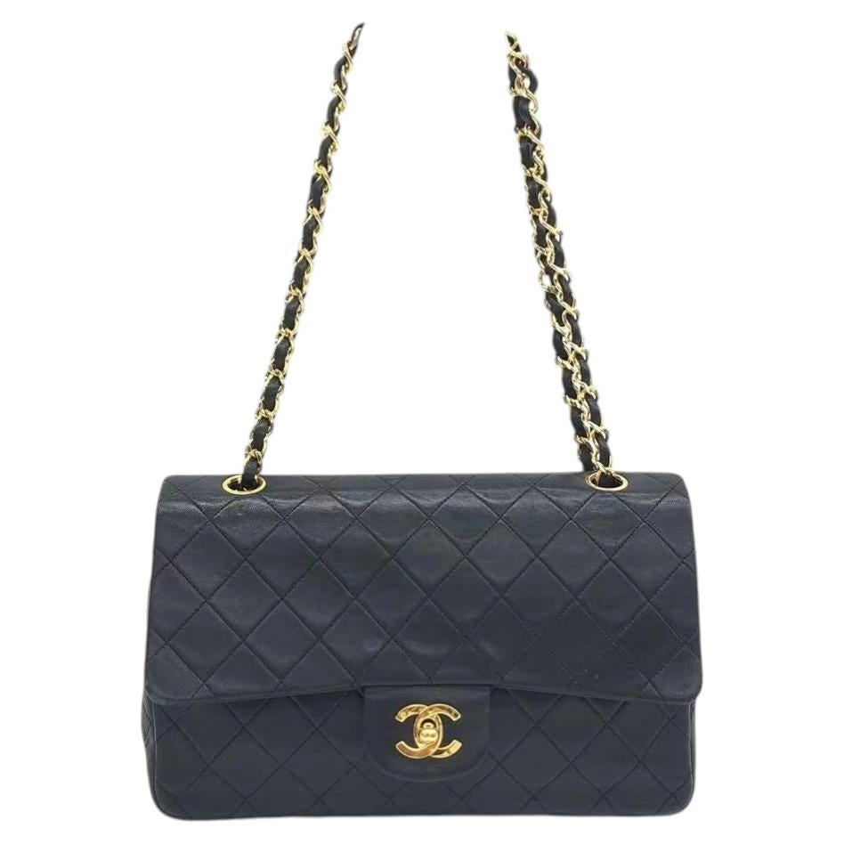 Sac Chanel Classic Flap Vintage, taille moyenne, en cuir d'agneau noir, avec fer à repasser en or 24 carats