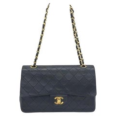 Borsa Chanel Classic Flap Vintage media in pelle di agnello nera con logo HW in oro 24k
