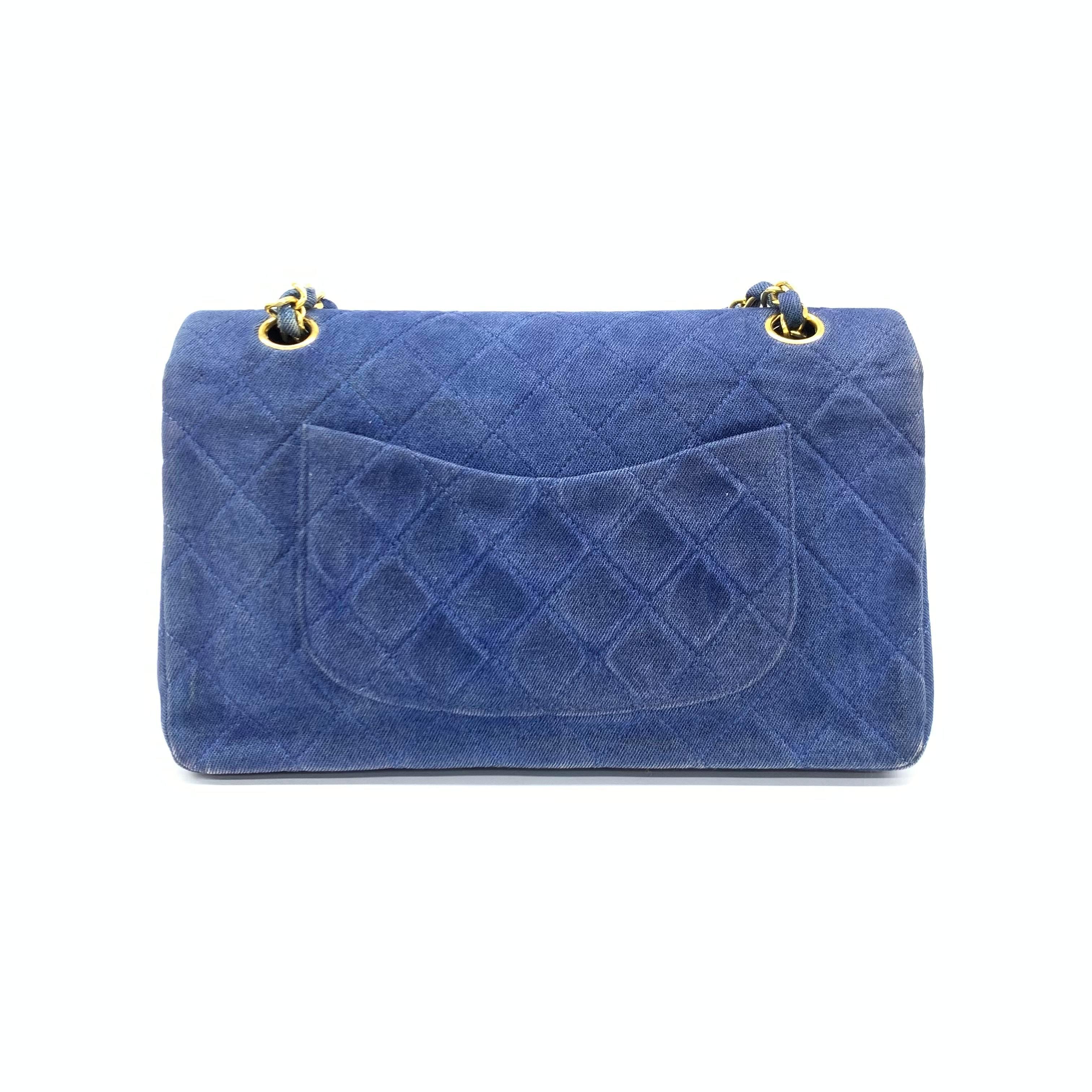 Este bolso Chanel Classic Flap Vintage, único en su especie, irradia sofisticación y elegancia atemporal. Está adornada con herrajes de oro de 24 quilates. 

ESTADO: BUENO 

Este auténtico bolso Chanel CF Flap mediano vintage de segunda mano está en
