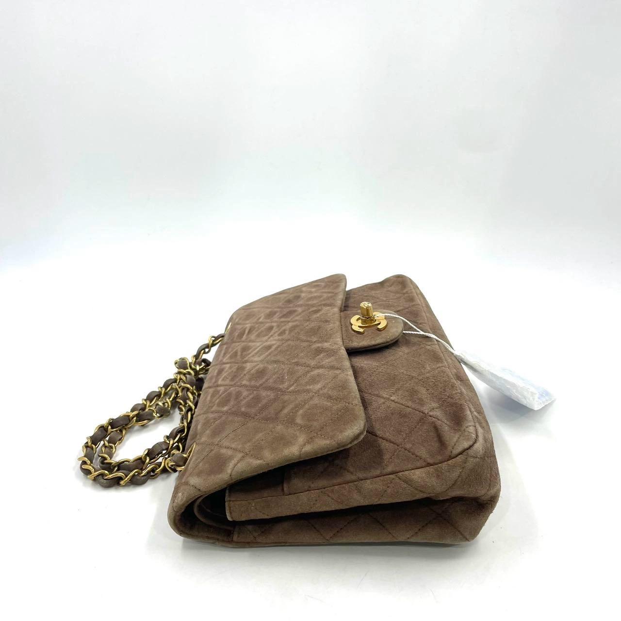Chanel Classic Flap Vintage Medium Brown Suede Leather with 24k Gold HW, 1991-19 In Good Condition For Sale In AUBERVILLIERS, FR
