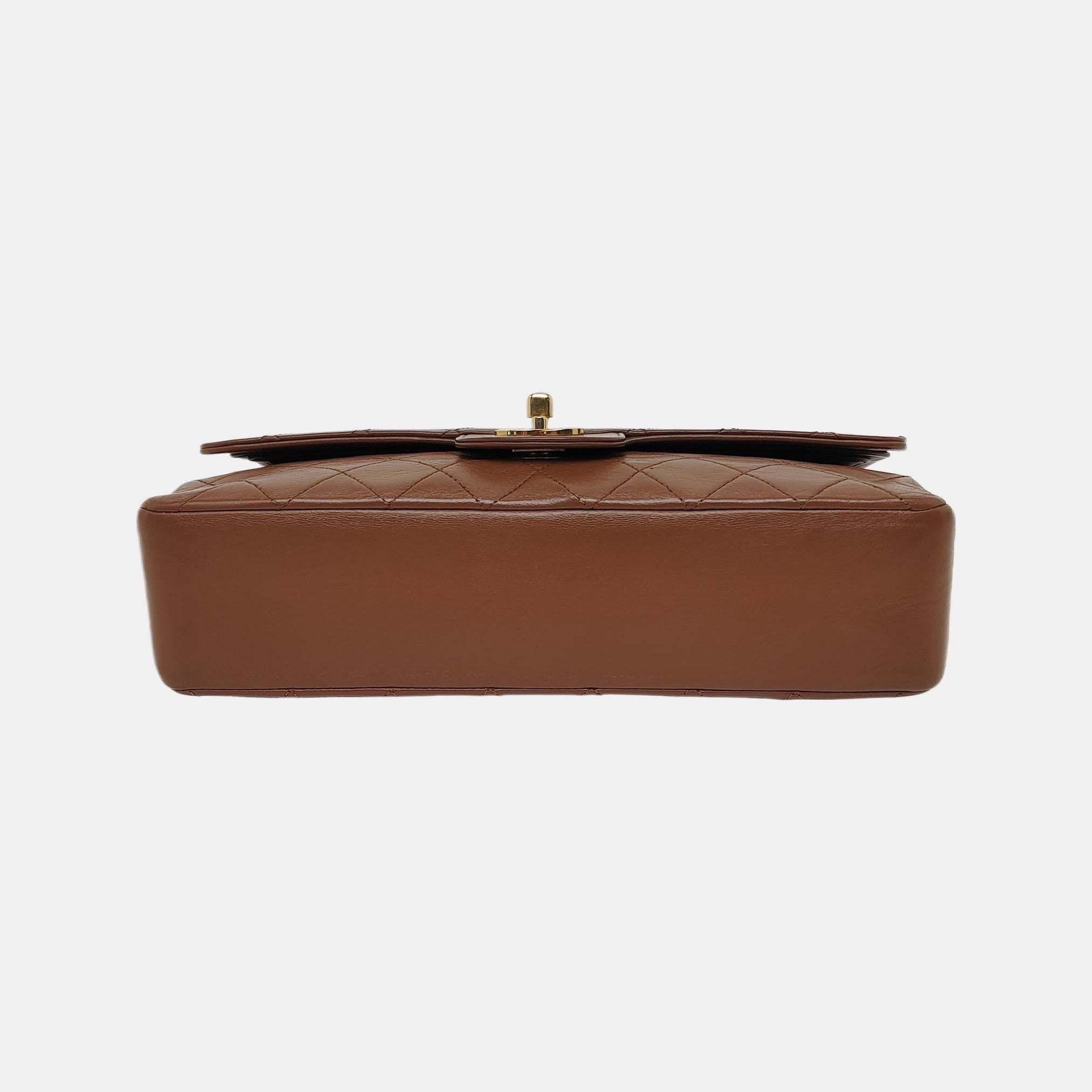Marron Chanel Classic Flap Vintage Medium Brown Leather 24k Gold Hardware en vente