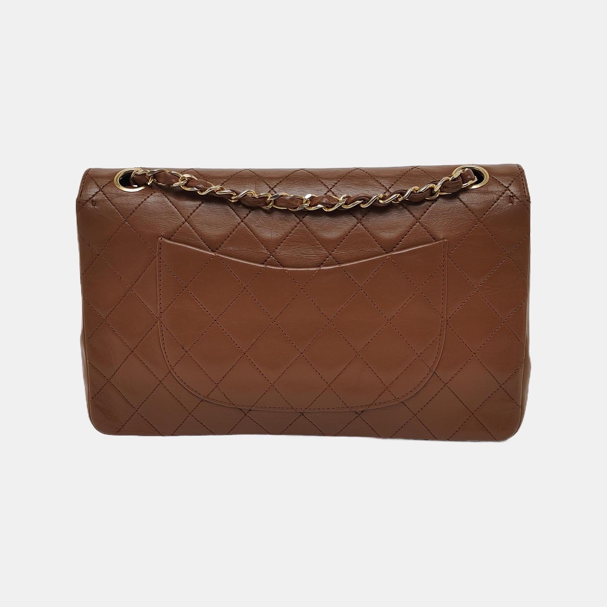 Chanel Classic Flap Vintage Medium Brown Leather 24k Gold Hardware Bon état - En vente à AUBERVILLIERS, FR