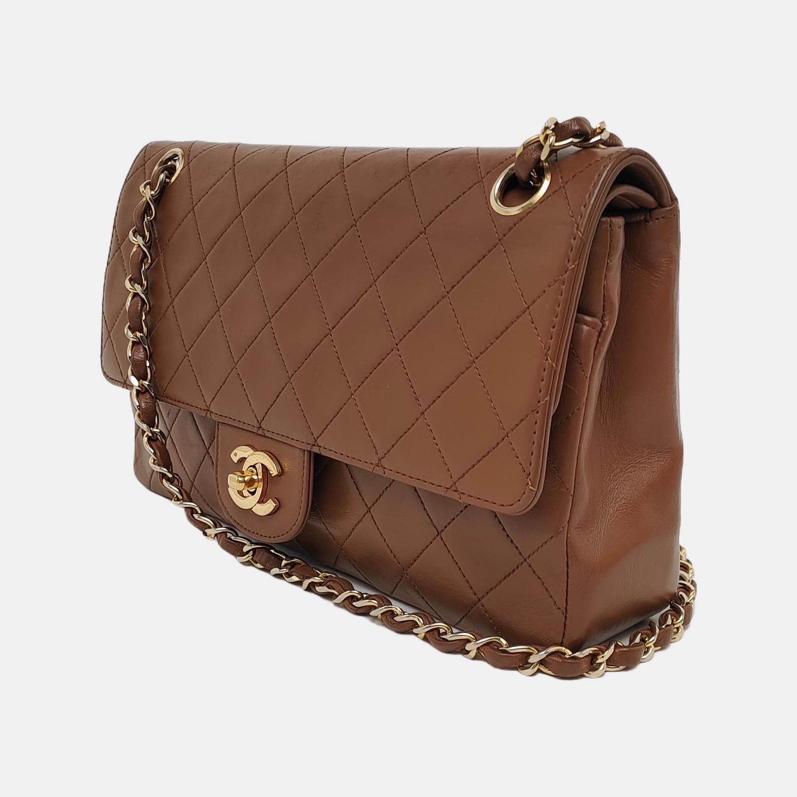 Chanel Classic Flap Vintage Medium Brown Leather 24k Gold Hardware Pour femmes en vente