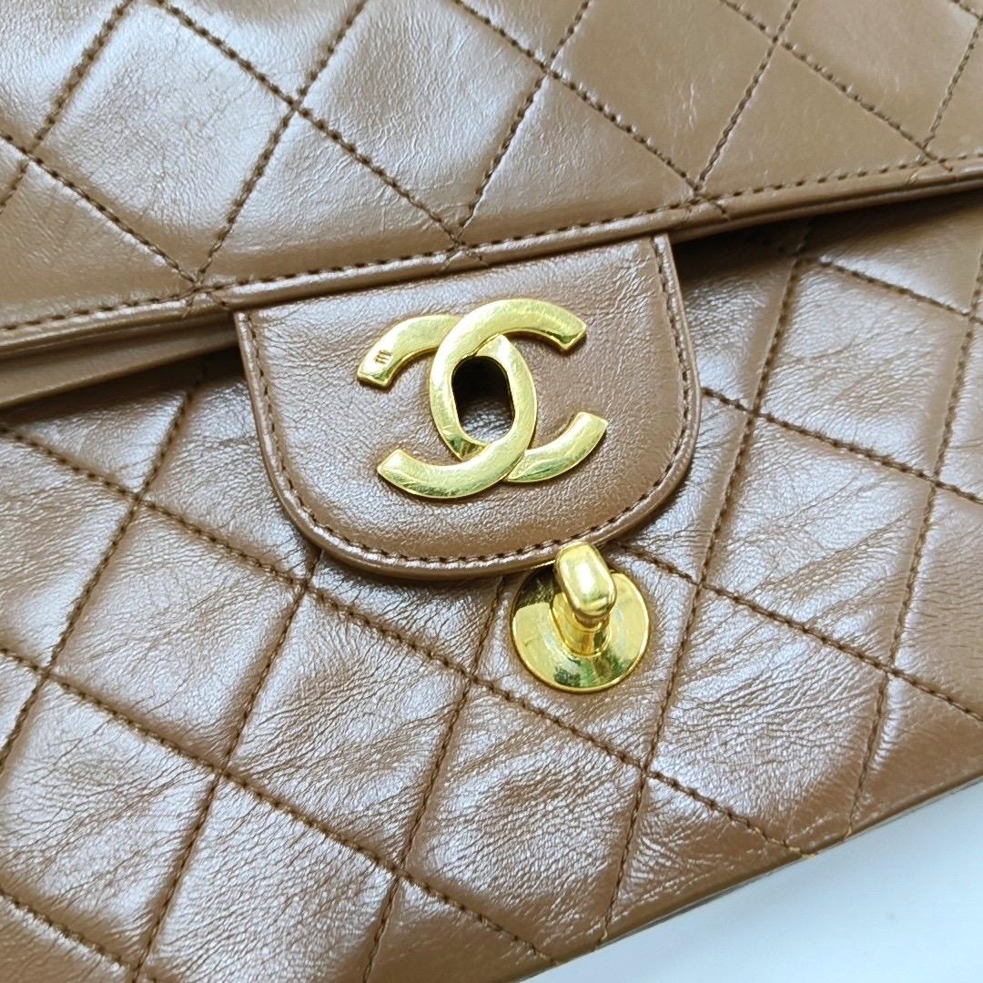 Chanel Classic Flap Vintage Medium Brown Leather 24k Gold Hardware en vente 1