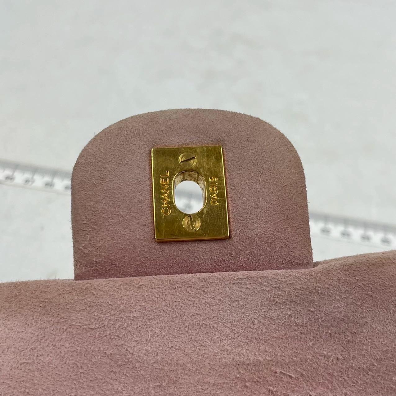 Chanel Classic Flap Vintage Small Pink Suede Leather with 24k Gold HW, 1991-1994 In Good Condition For Sale In AUBERVILLIERS, FR