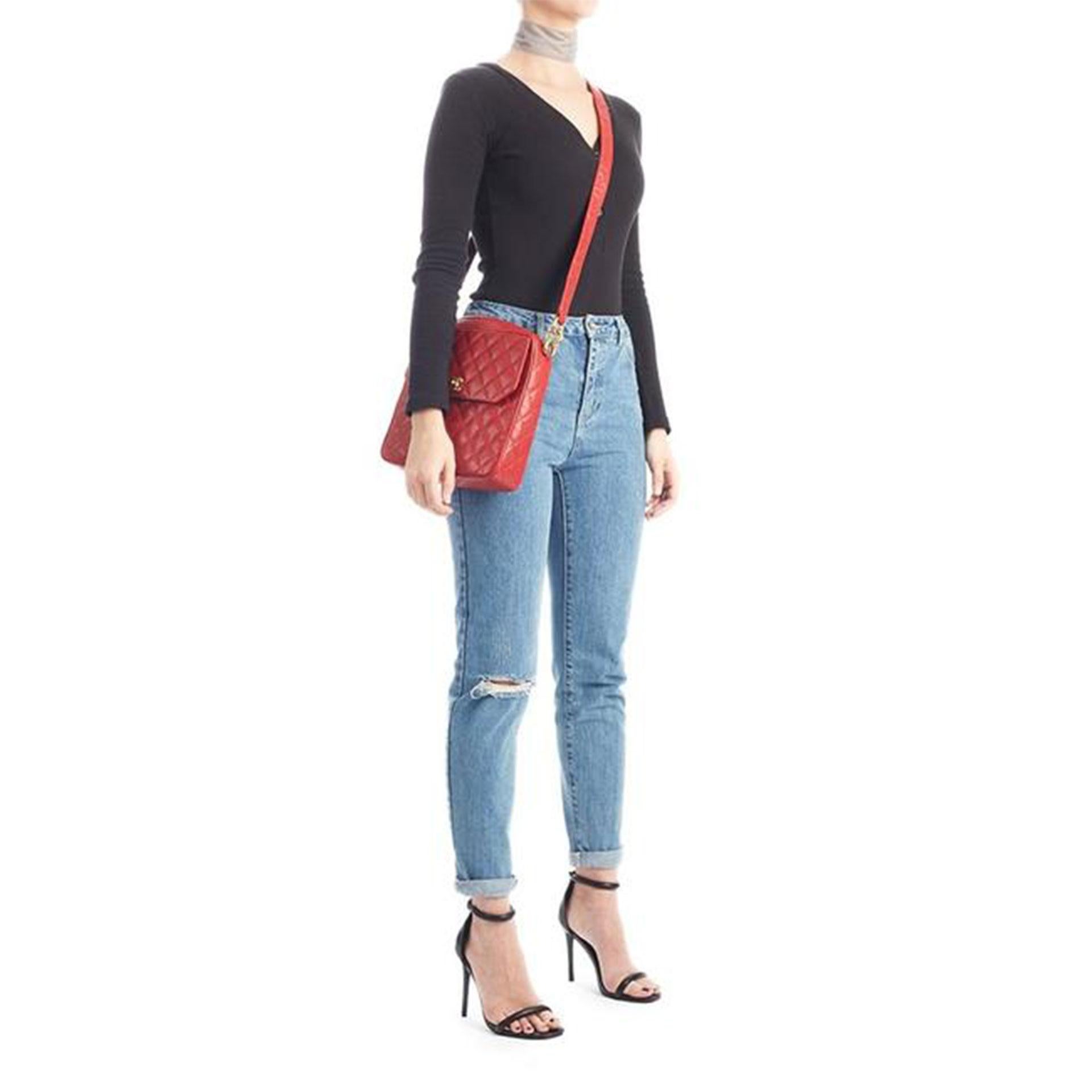 Chanel Raro Vintage Rojo Caviar Solapa Clásica con Herrajes Dorados
1994 (VINTAGE 28 Años}
Piel acolchada caviar roja
Herrajes dorados
Bolsillo delantero con solapa y cierre giratorio CC
Compartimento interior principal con cremallera
Interior