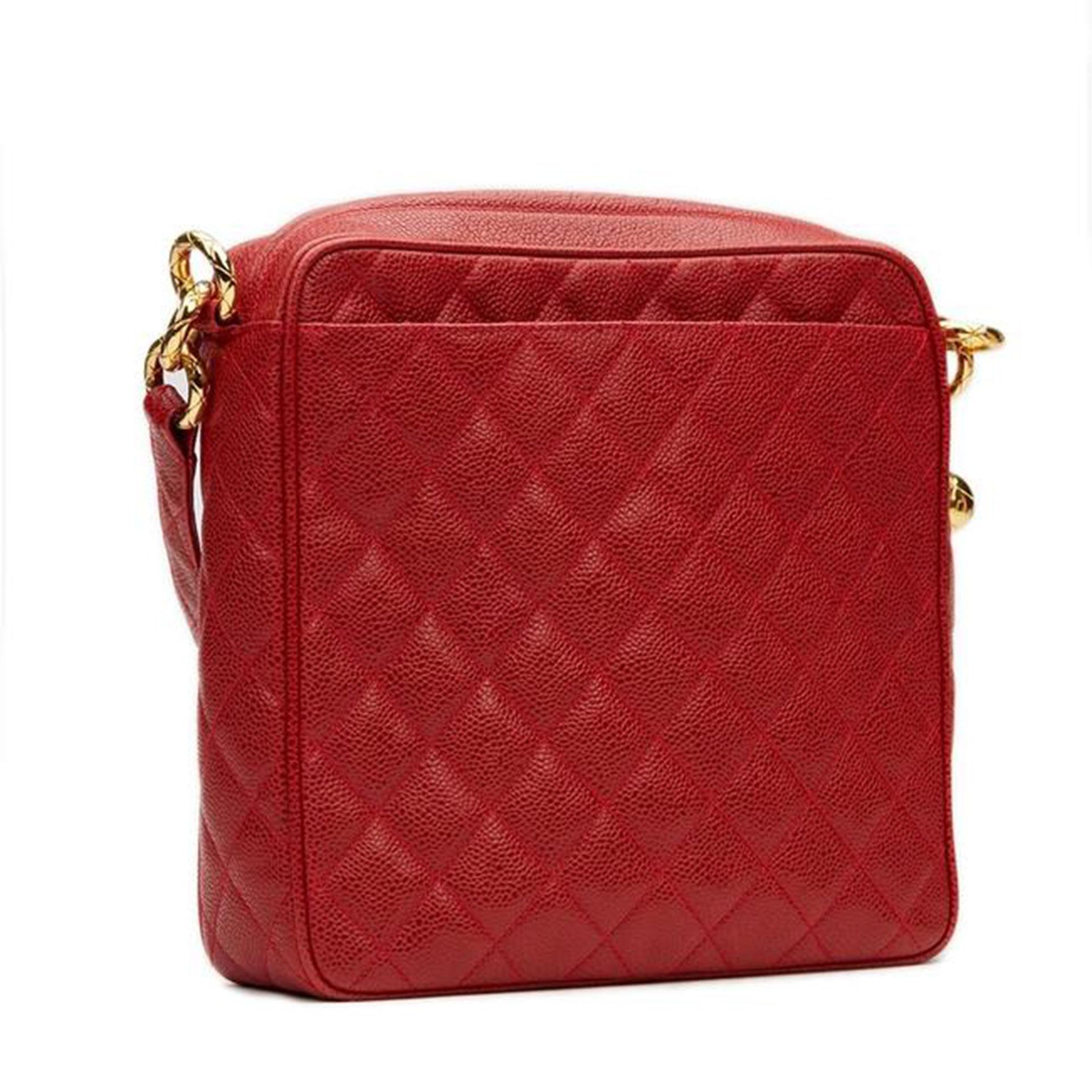 Chanel Classic Flap Vintage with Gold Hardware Red Caviar Leather Cross Body Bag In Good Condition For Sale In Miami, FL