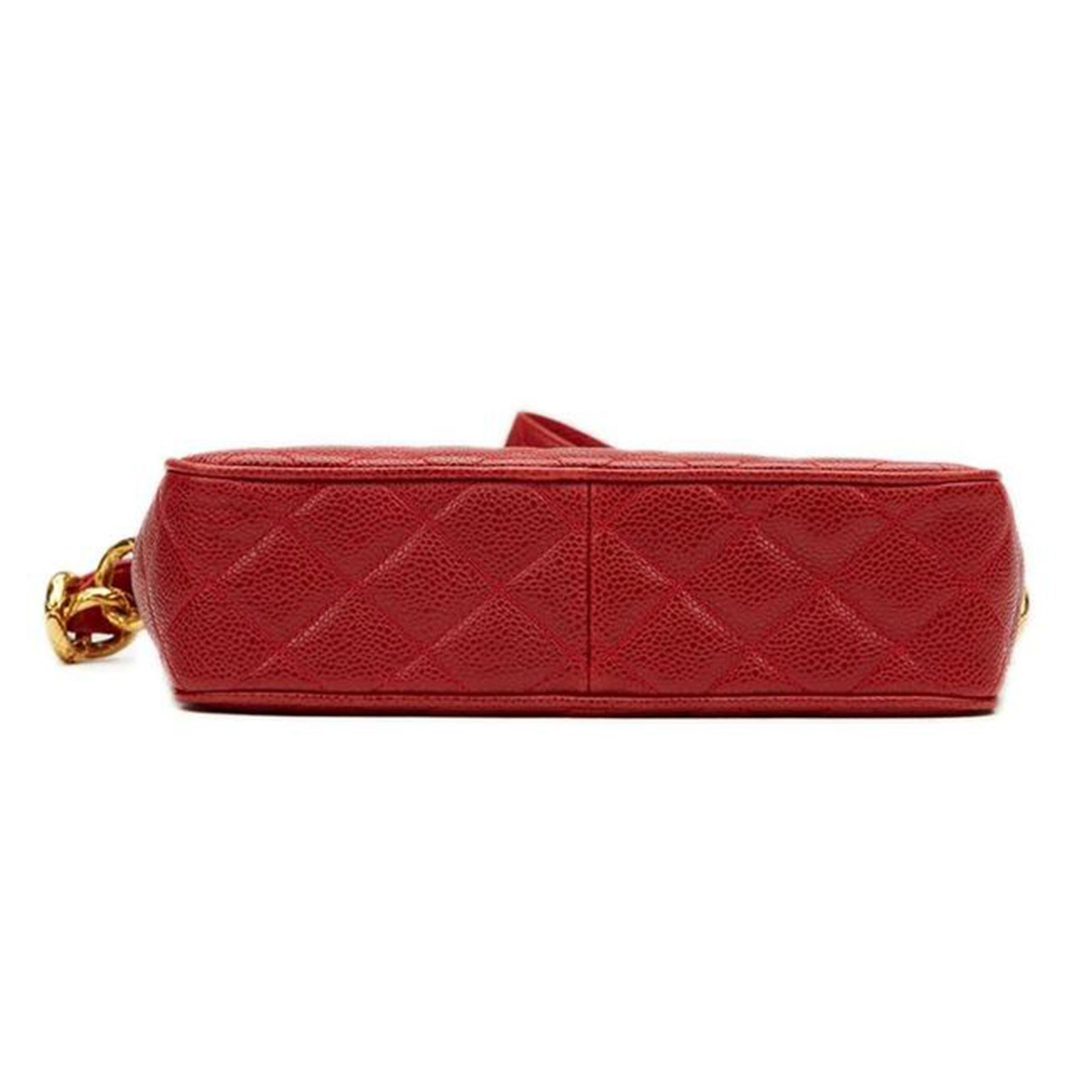 Chanel Classic Flap Vintage con herrajes dorados Bolso cruzado de piel de caviar roja en venta 1