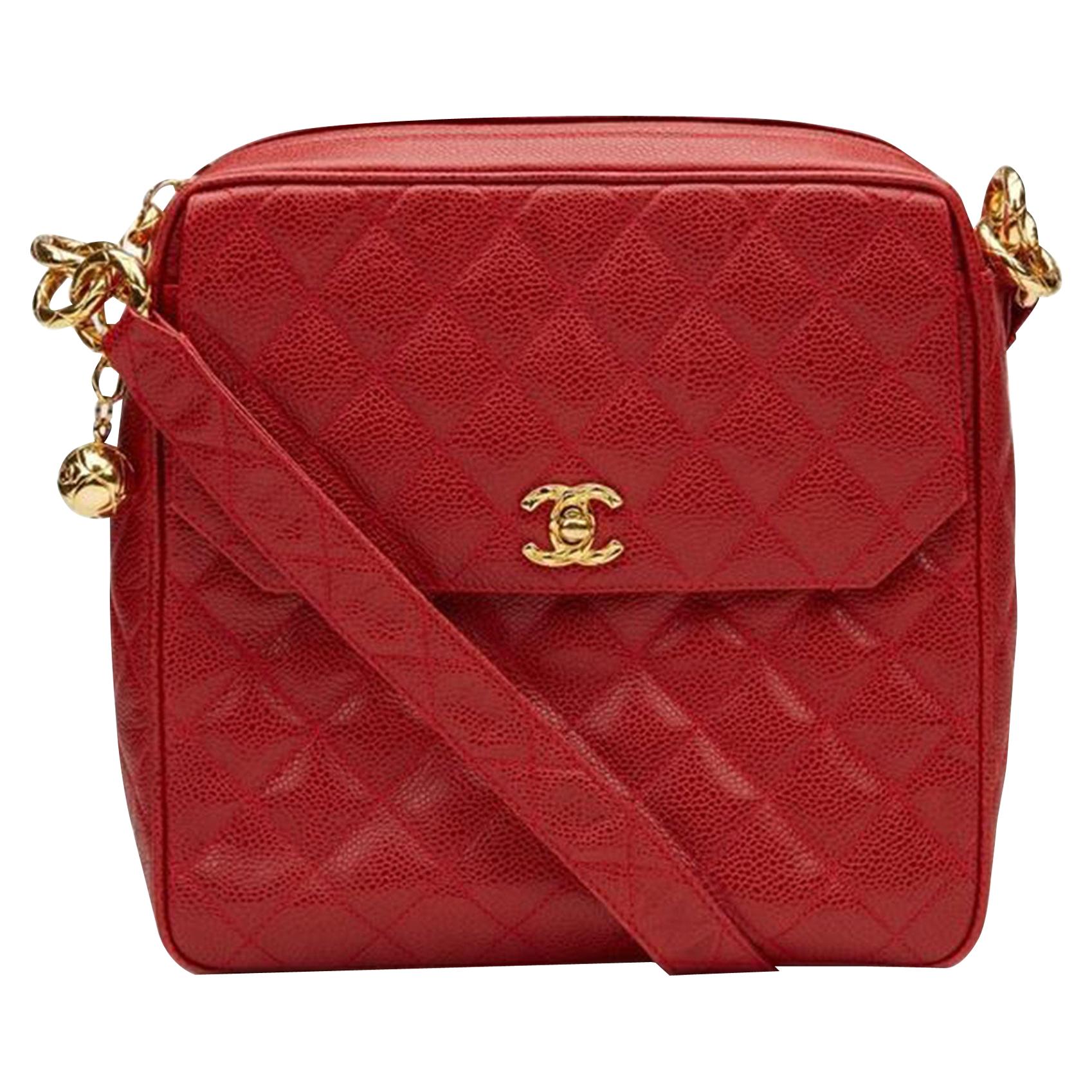 Chanel Klassische Vintage Chanel Umhängetasche mit Klappe aus rotem Kaviarleder mit Gold Hardware