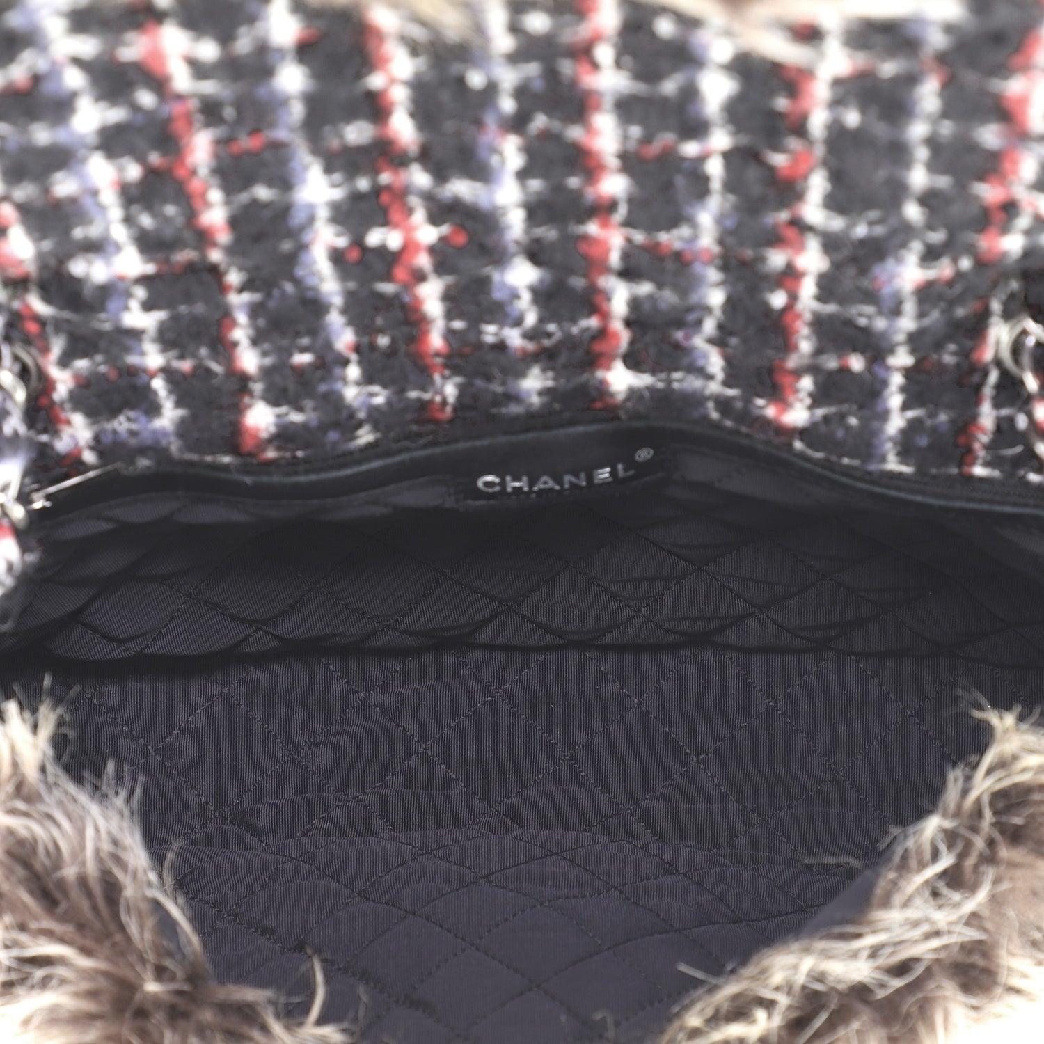 Chanel - Sac à bandoulière classique à rabat XL et Maxi Jumbo multicolore en tweed et fausse fourrure en vente 5
