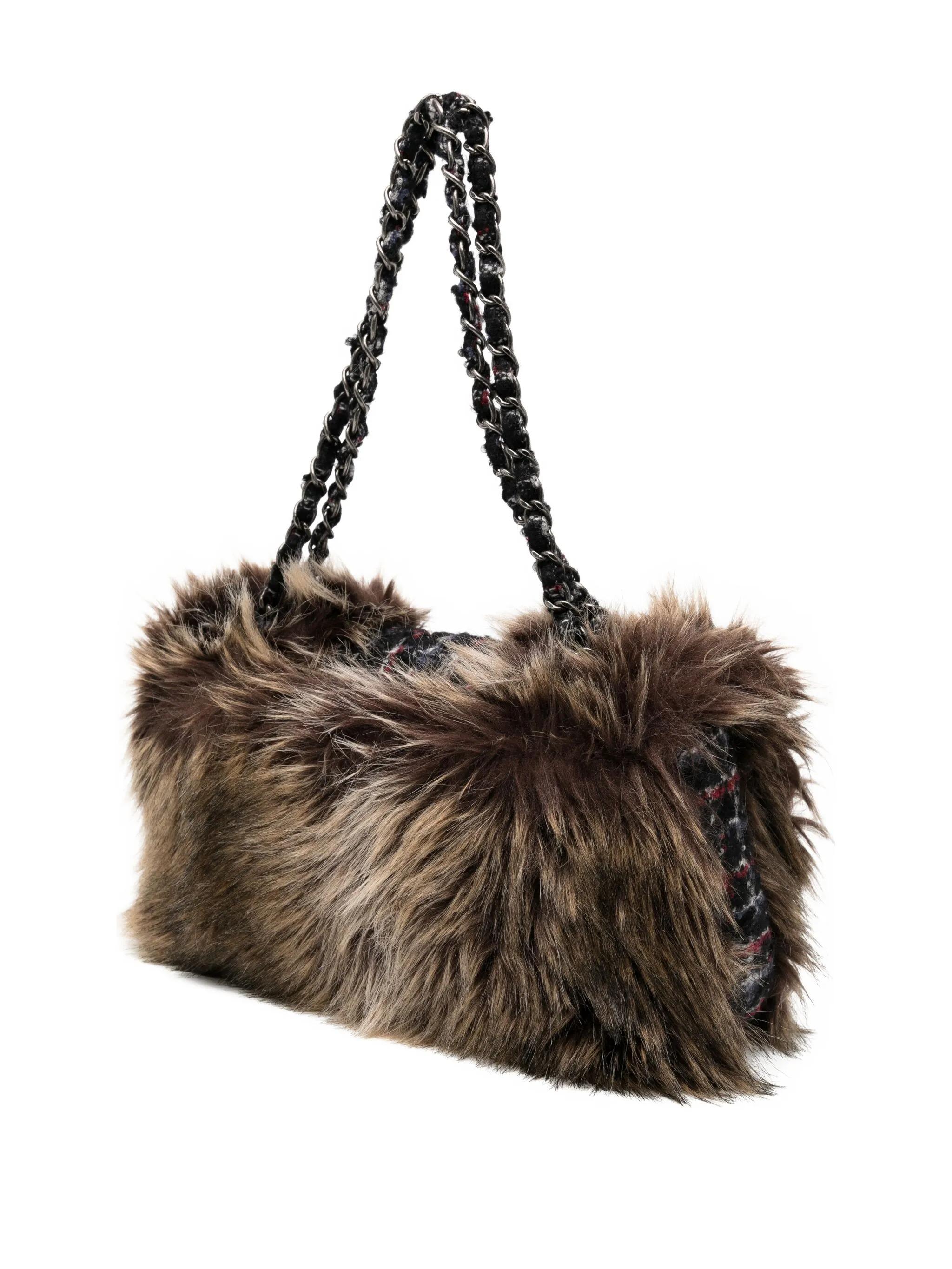 Chanel - Sac à bandoulière classique à rabat XL et Maxi Jumbo multicolore en tweed et fausse fourrure en vente 8
