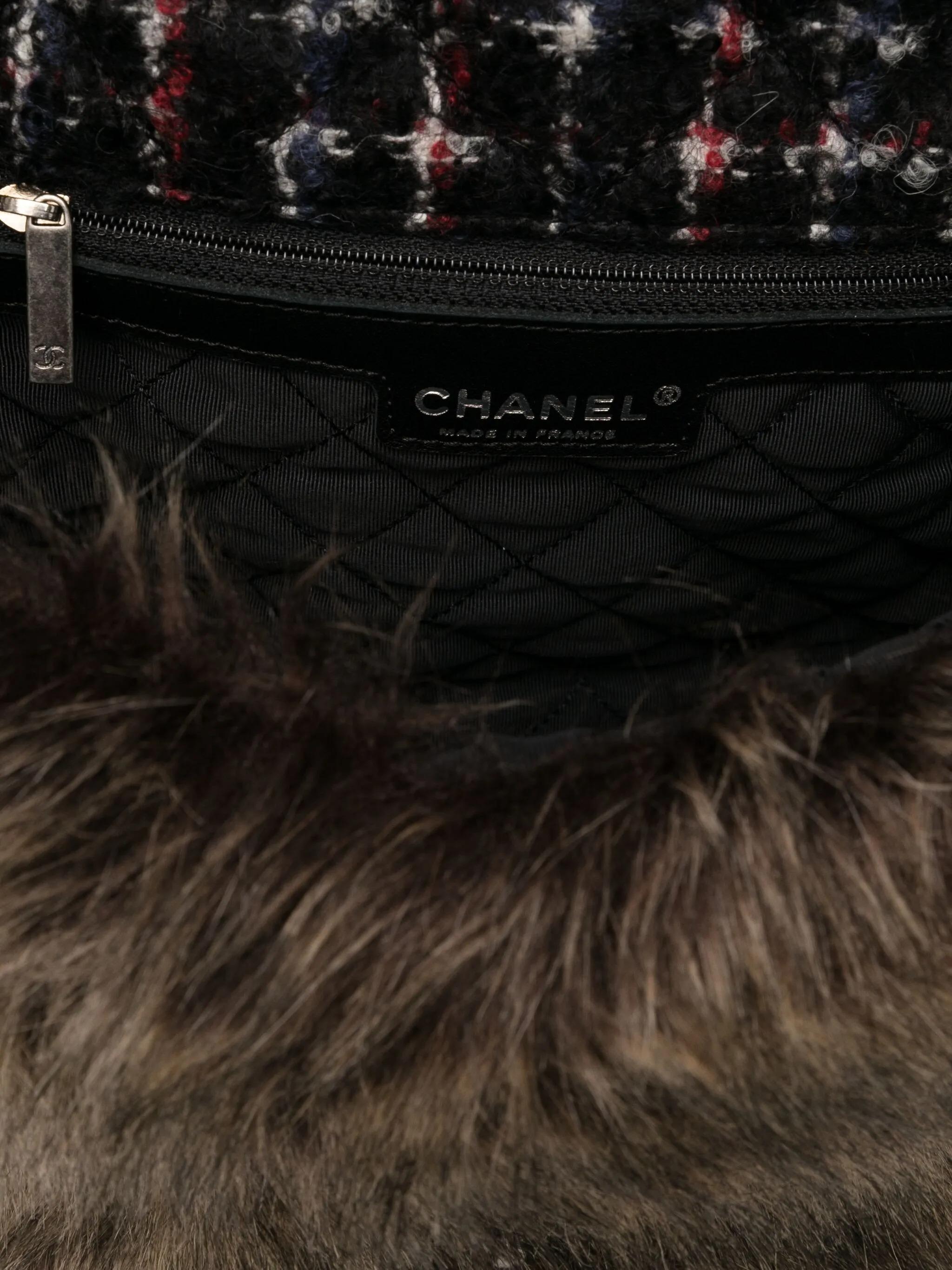 Chanel - Sac à bandoulière classique à rabat XL et Maxi Jumbo multicolore en tweed et fausse fourrure en vente 9