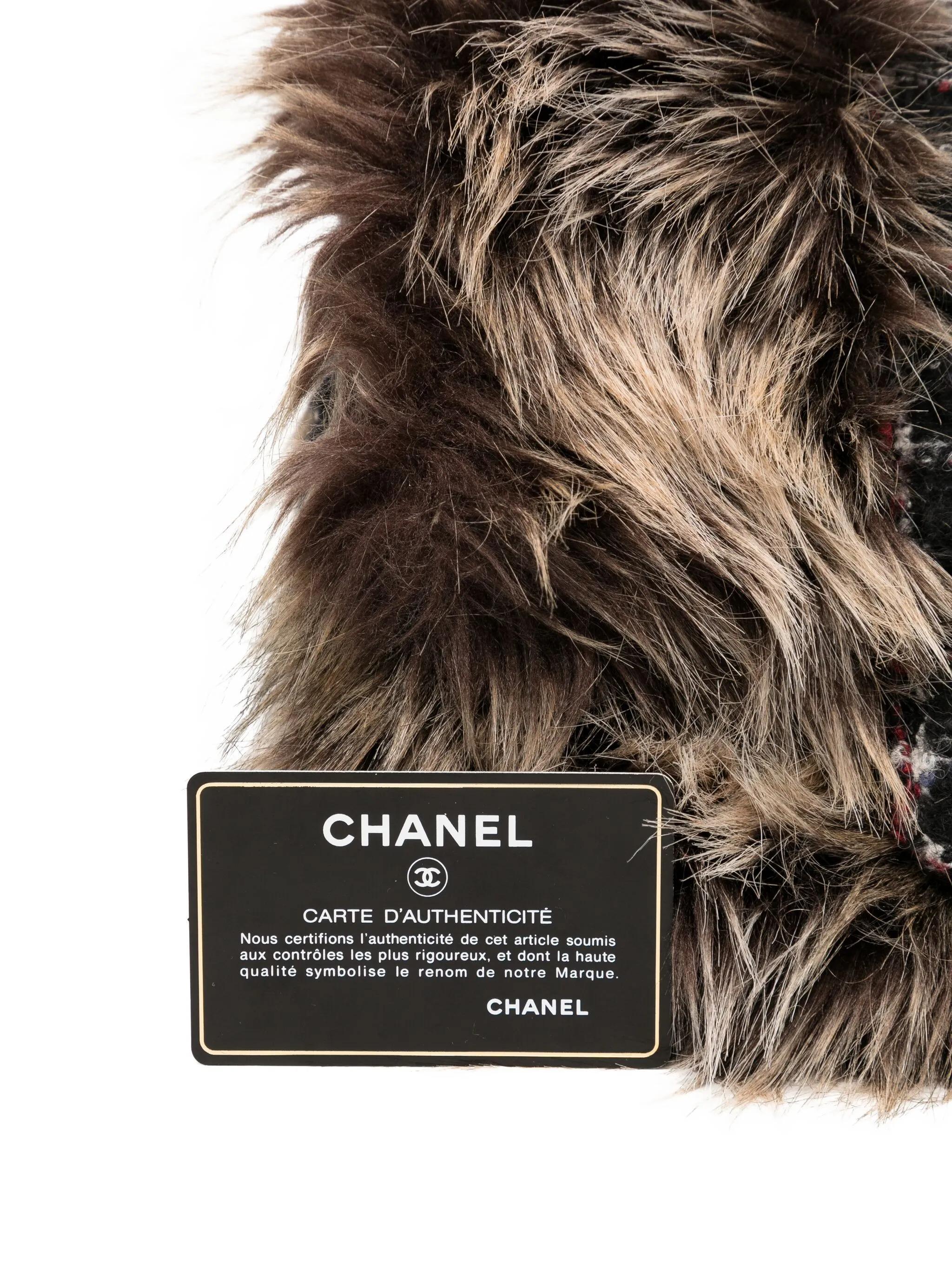 Chanel - Sac à bandoulière classique à rabat XL et Maxi Jumbo multicolore en tweed et fausse fourrure en vente 11