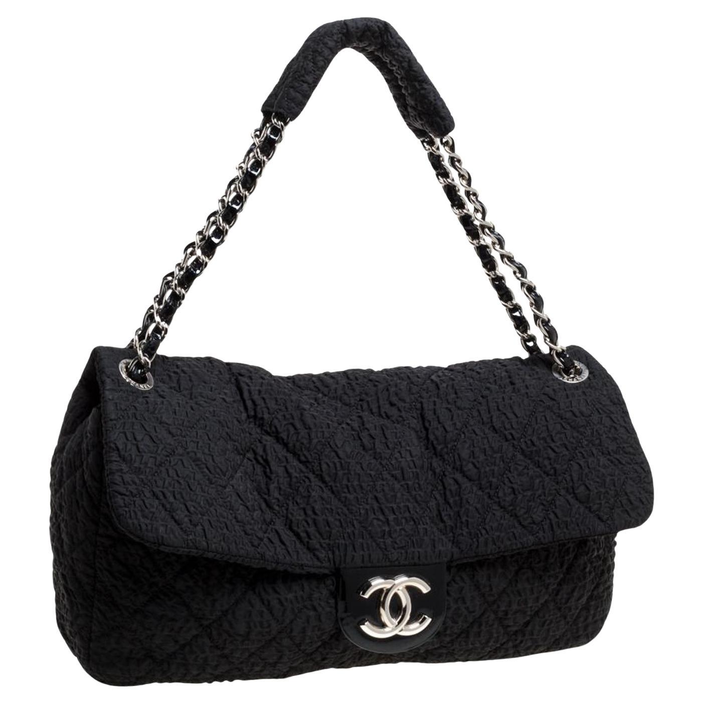 Chanel gran solapa de felpa Chanel texturizada con detalle de charol

Año: 2010
Herrajes plateados
Cierre con broche magnético
Forro interior de microfibra gris
Bolsillo central con cremallera
Cadena entretejida de charol con detalle de