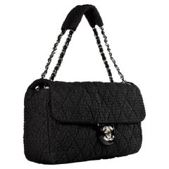 Chanel Classic Flap XL Grande Borsa a tracolla in microfibra di nylon nera con texture in peluche