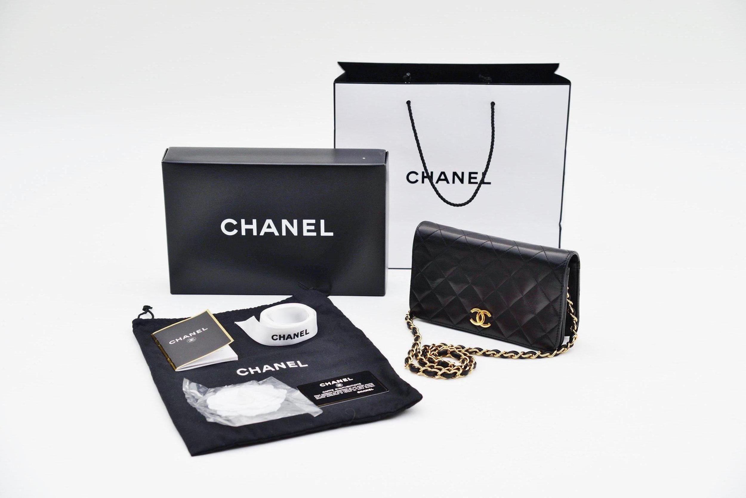 Aus der Kollektion von Savineti bieten wir diese Chanel Classic Full Flap an:
-	Marke: Chanel
-	Modell: Volle Klappe 
-	Jahr: 2000-2002
-	Seriennummer: 6130547
-	Zustand: Gut
-       Details zur Authentizität: Serienaufkleber, Echtheitskarte,