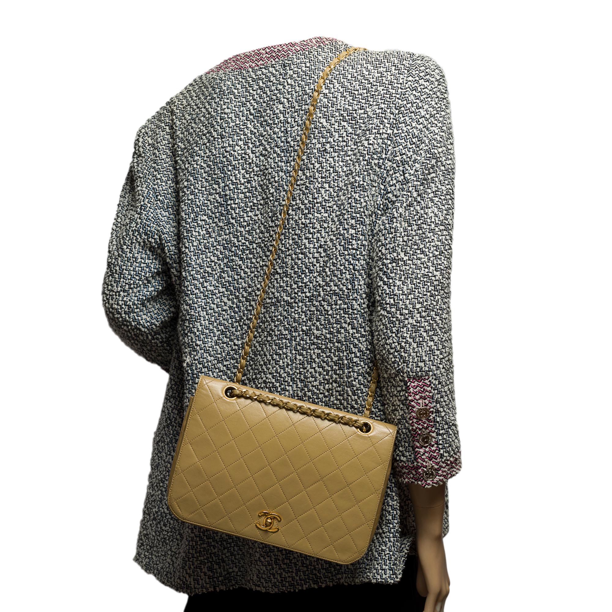 Bolso Chanel Classic Full Flap GM de piel de cordero acolchada beige, GHW en venta 5