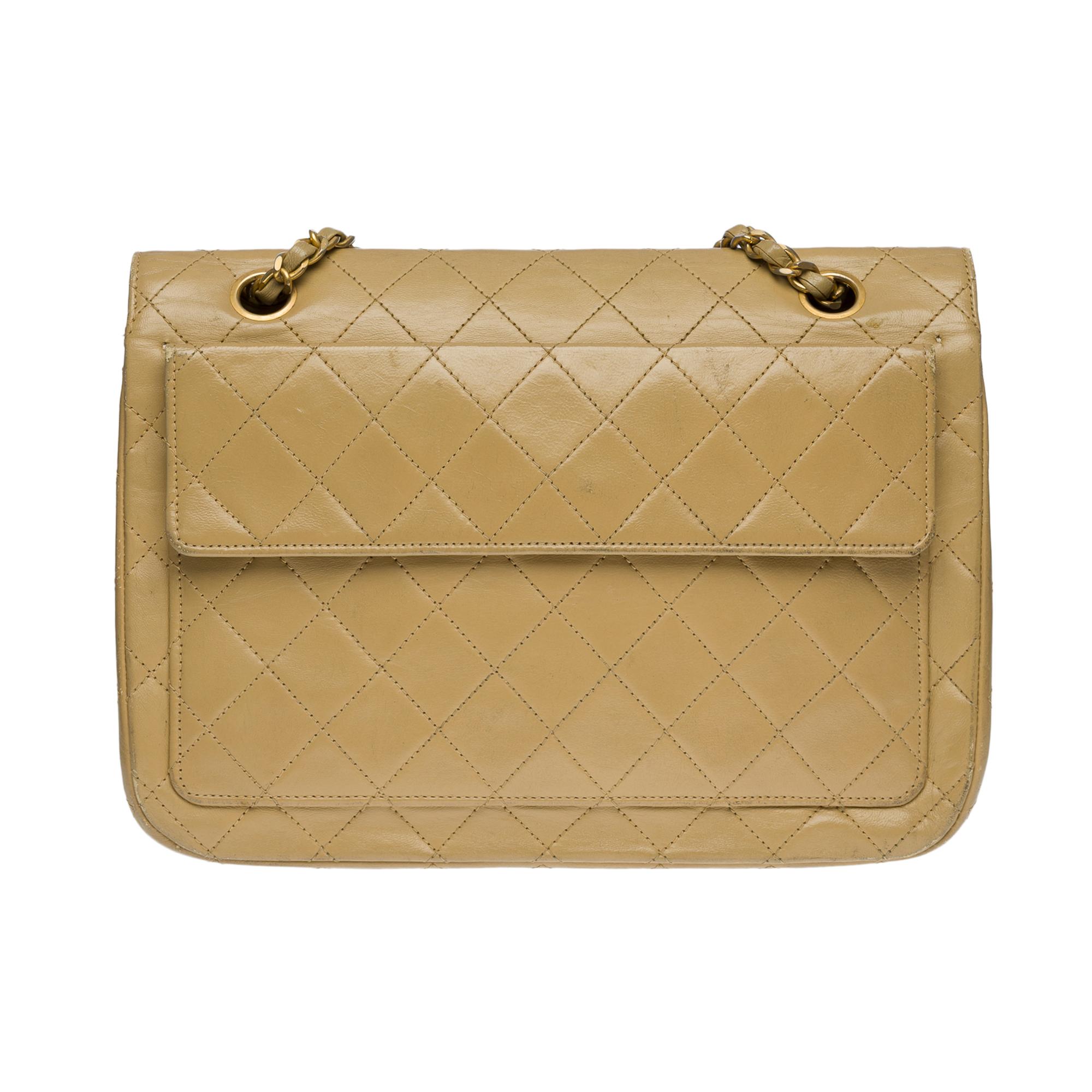 Precioso bolso Chanel Classic GM con solapa completa en piel de cordero acolchada beige, herrajes metálicos dorados, cadena metálica dorada entretejida con piel beige
1 bolsillo en la parte trasera de la bolsa
Cierre de solapa, broche CC