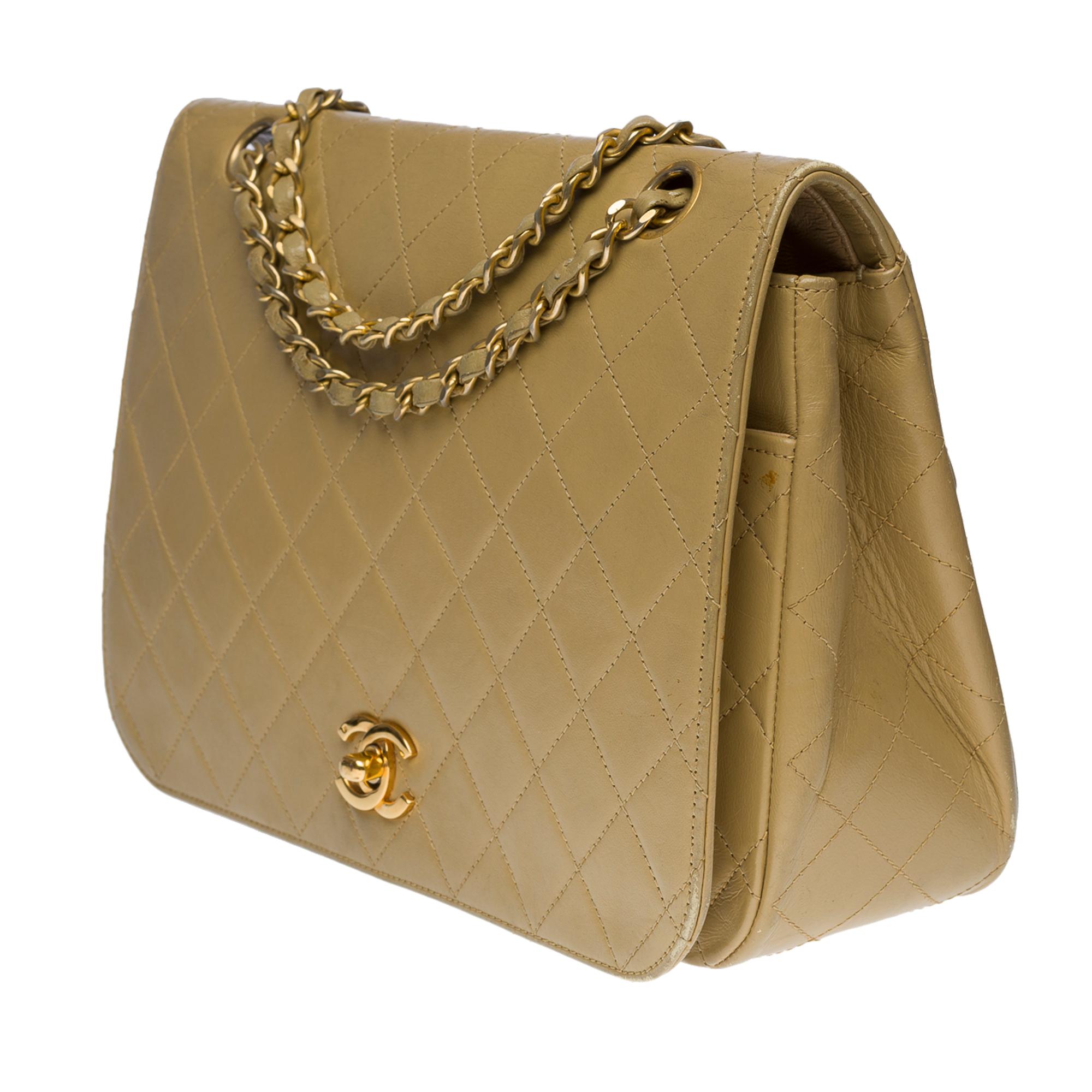 Bolso Chanel Classic Full Flap GM de piel de cordero acolchada beige, GHW Beige en venta