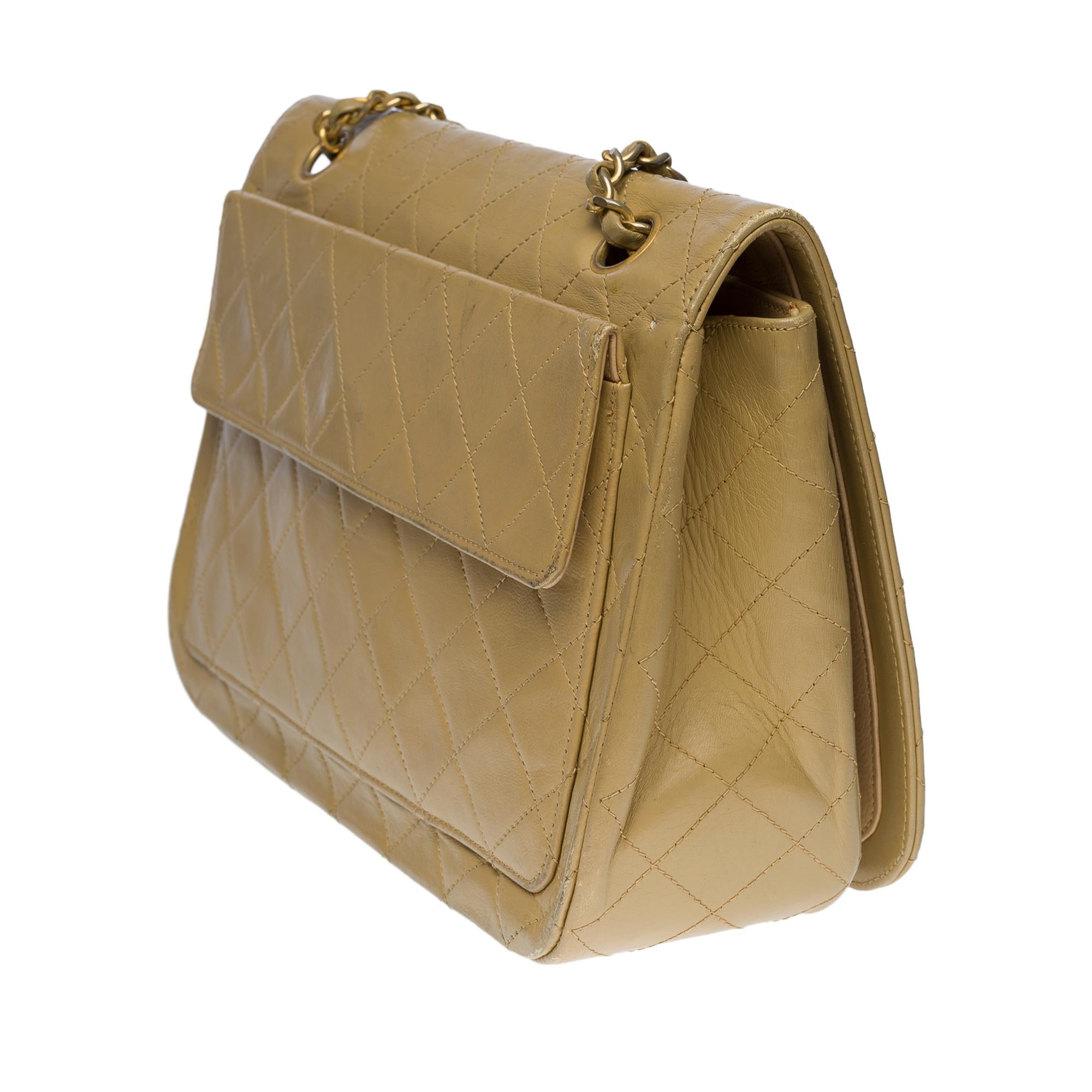 Bolso Chanel Classic Full Flap GM de piel de cordero acolchada beige, GHW en Bueno estado para la venta en Paris, IDF