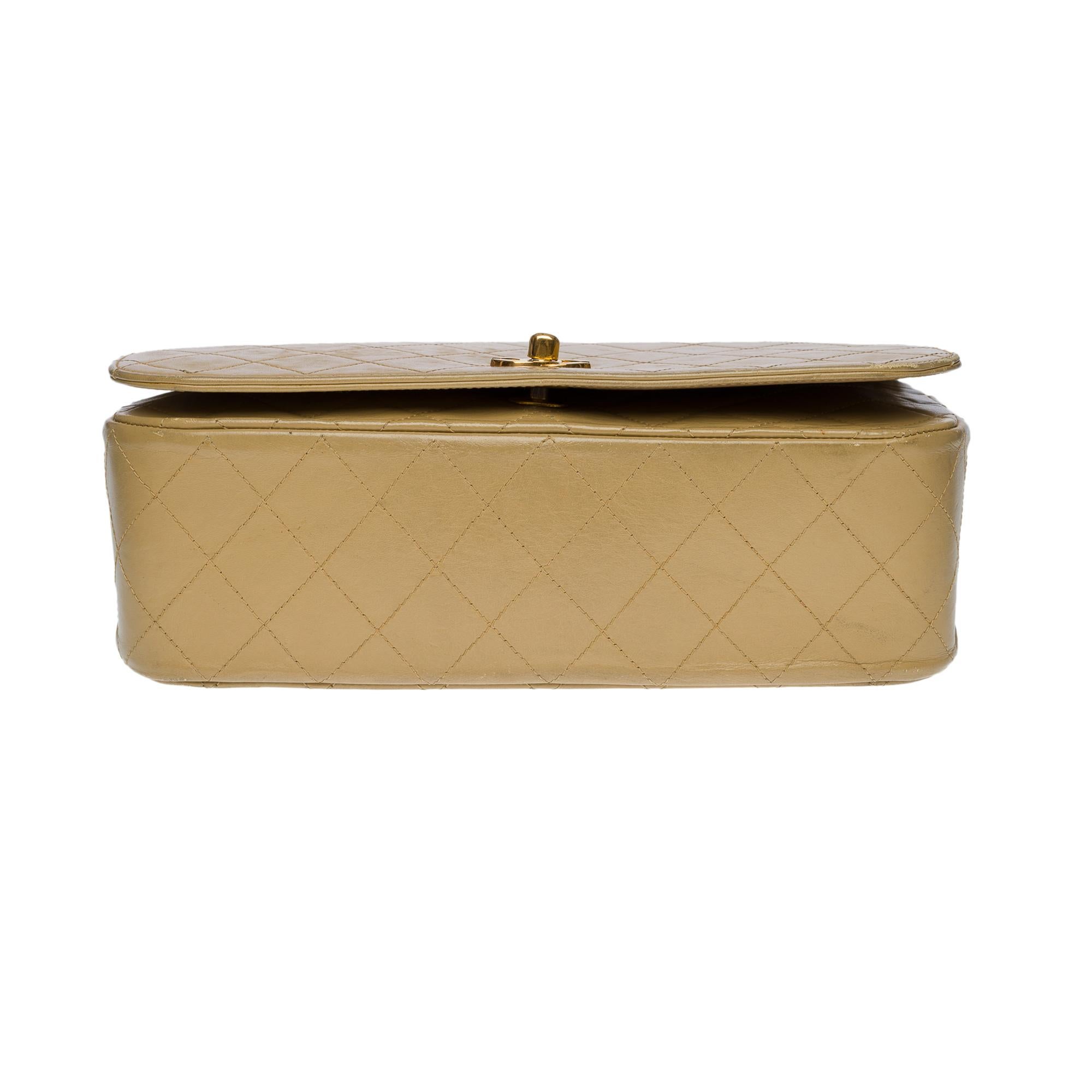 Bolso Chanel Classic Full Flap GM de piel de cordero acolchada beige, GHW en venta 3
