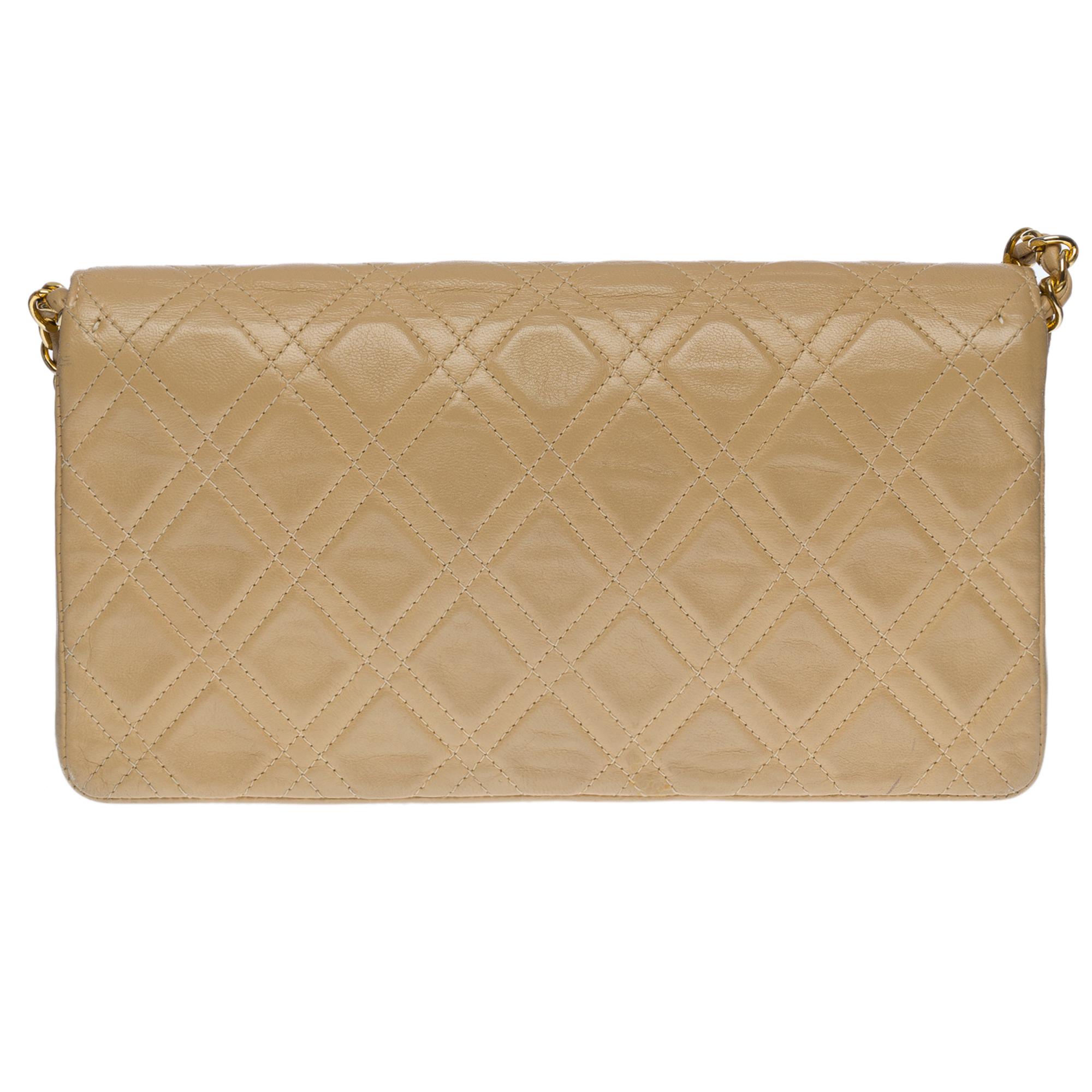 Sublime limited edition Chanel Full flap shoulder bag in beige quilted lambskin leather, white stitching, gold-tone metal hardware, a gold-tone metal chain handle allowing shoulder and shoulder strap
Flap closure with gold CC logo clasp
Front patch