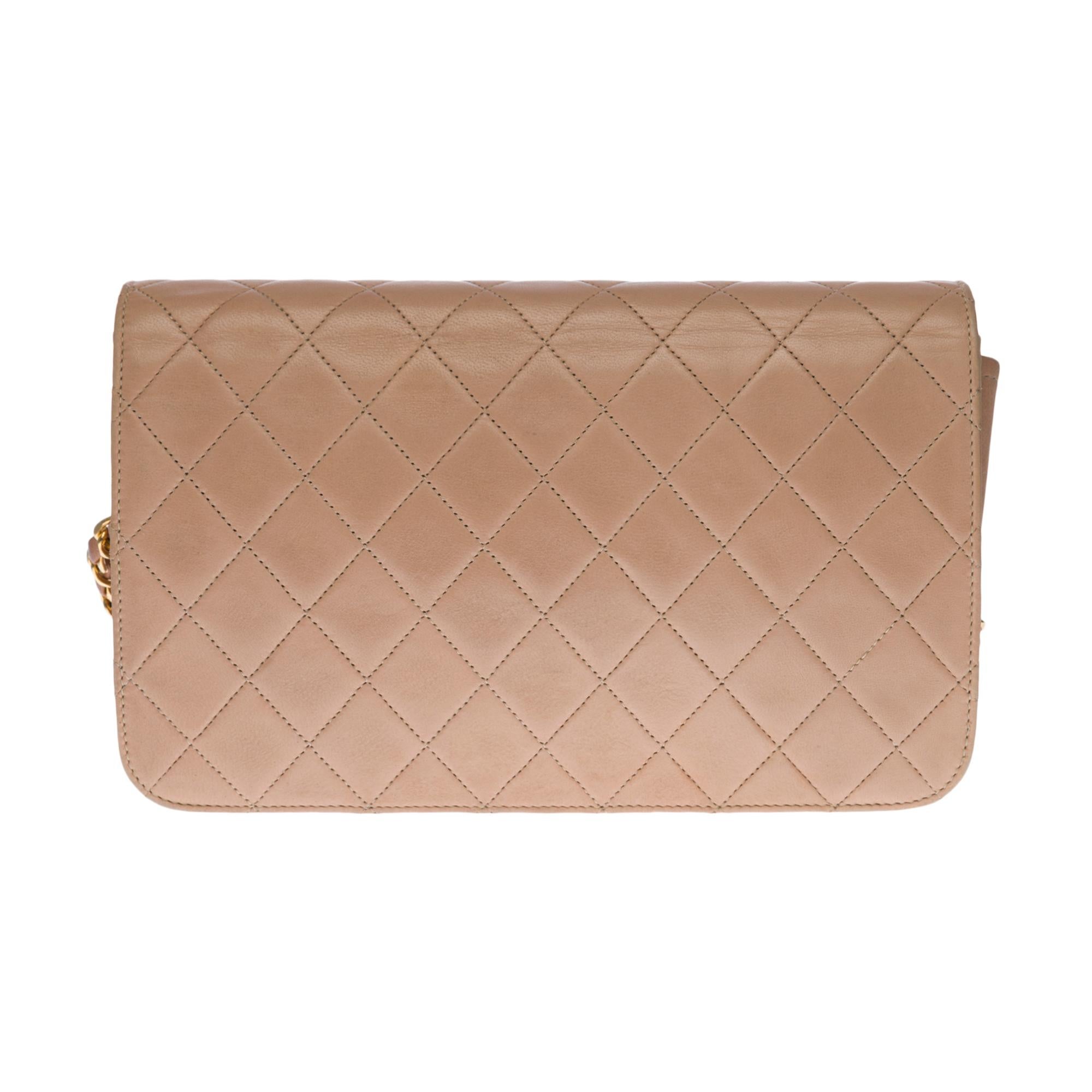 Lovely Chanel Classic full flap bag in beige quilted lambskin, gold-tone metal hardware, gold-tone metal chain interwoven with beige leather.
Flap closure, gold-tone CC logo clasp.
Lining in brown leather, 1 zipped pocket.
Signature: 