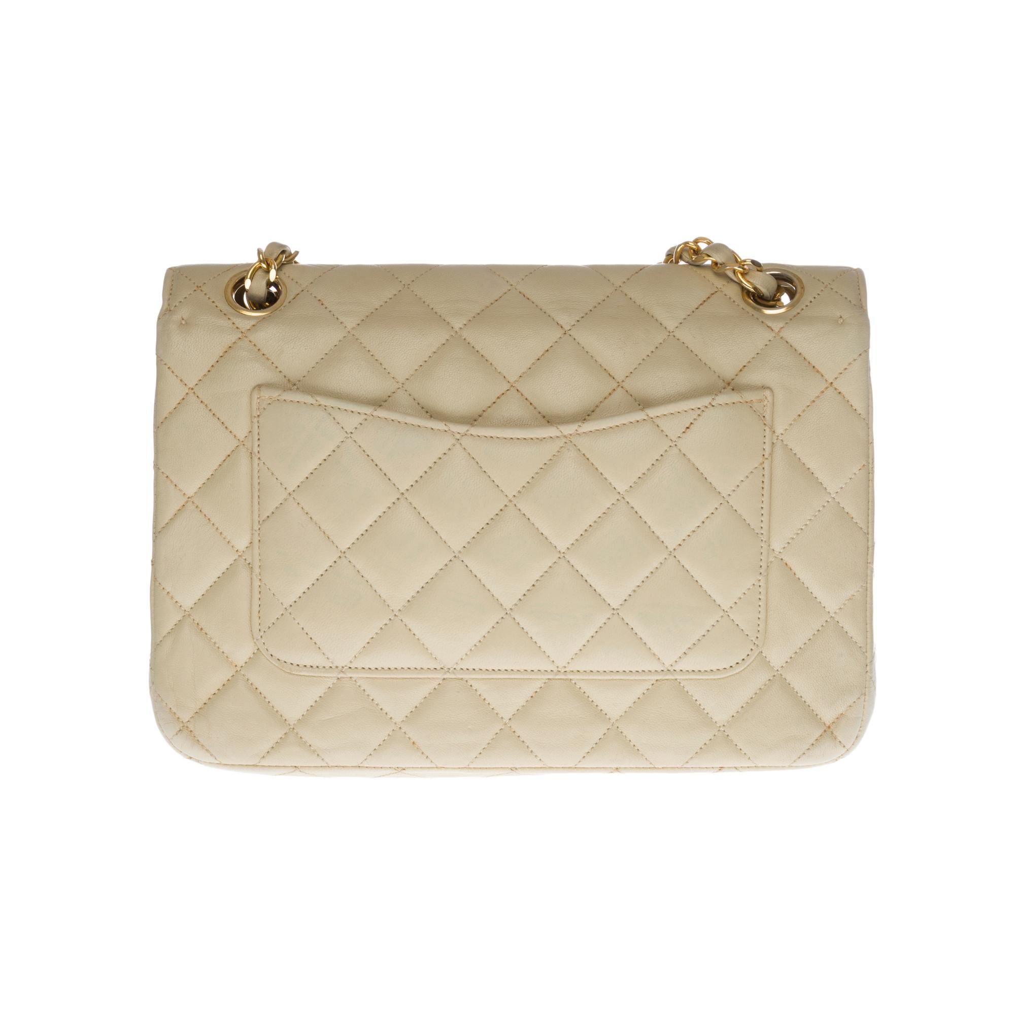 Lovely Chanel Classic full flap bag in beige quilted lambskin (egg shell), gold-tone metal hardware, gold-tone metal chain interwoven with beige leather
1 patch pocket at back
Flap closure, gold-tone CC logo clasp
Lining in beige leather, 1 double