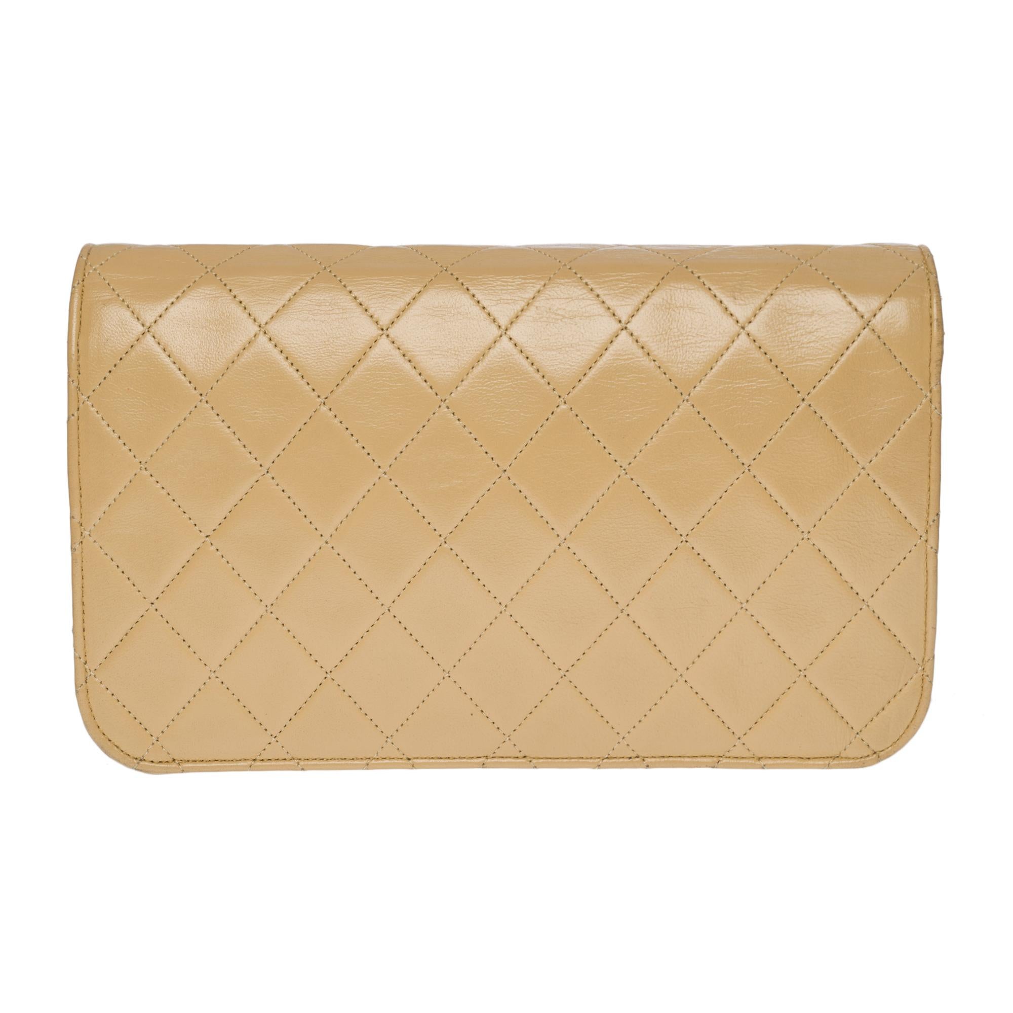 Precioso bolso Chanel Classic con solapa completa de piel de cordero acolchada beige, herrajes metálicos dorados, cadena metálica dorada entrelazada con piel beige para sujetarlo en la mano o en el hombro
Cierre de solapa, broche CC dorado
Forro de