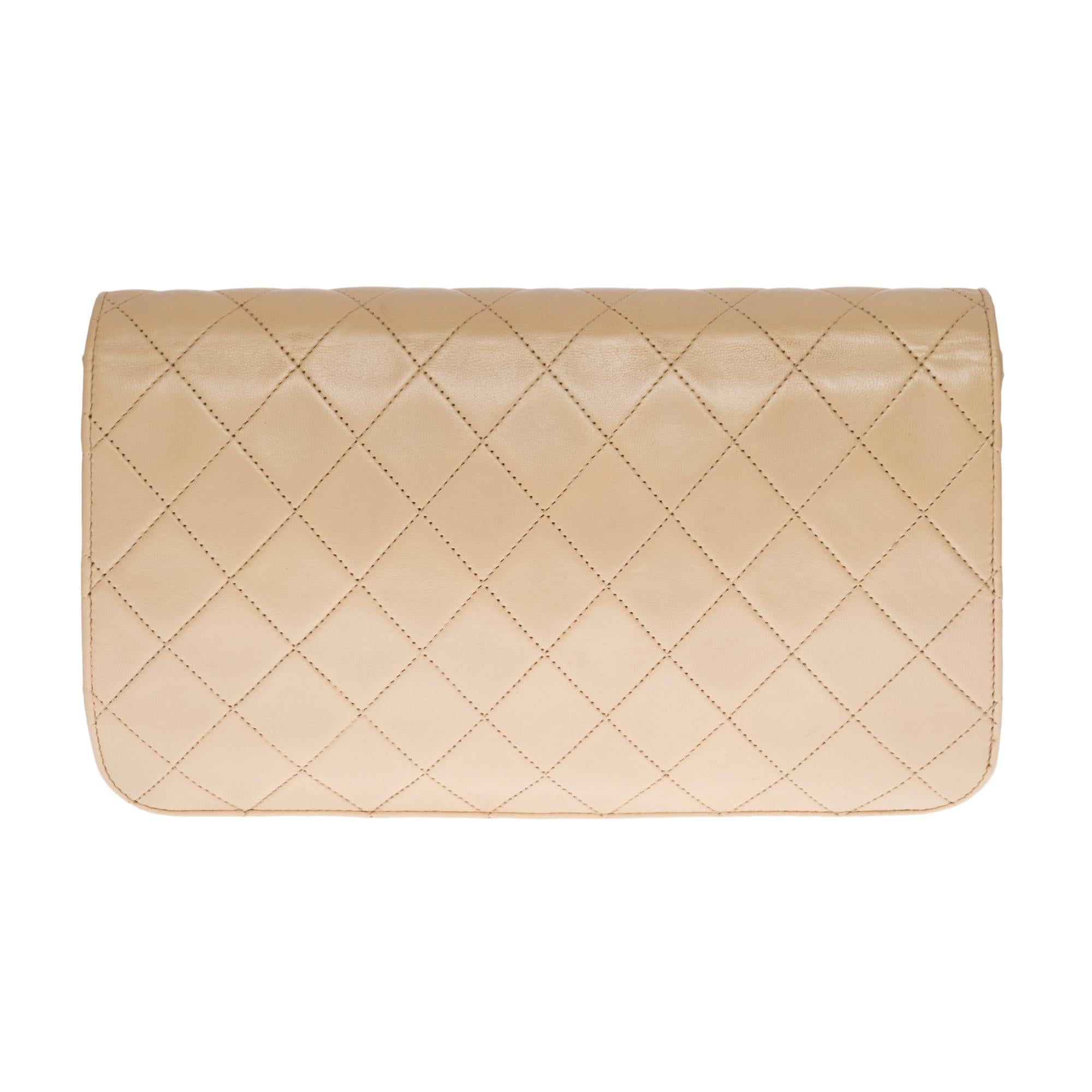 Delightful Chanel Classic full flap bag in beige quilted lambskin, gold-tone metal hardware, gold-tone metal chain interlaced with beige leather for hand or shoulder support

Flap closure, gold-tone CC clasp
Brown leather inner lining, 1 zippered
