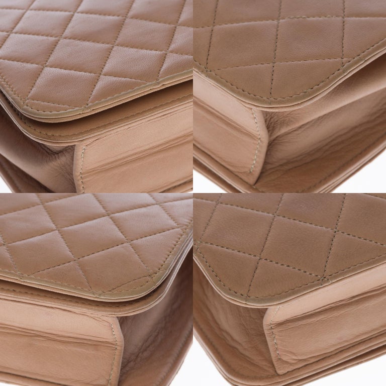 Timeless Splendid & Rare Chanel Classic Flap bag Pochette shoulder bag in  beige quilted leather, garniture en métal doré ref.480618 - Joli Closet