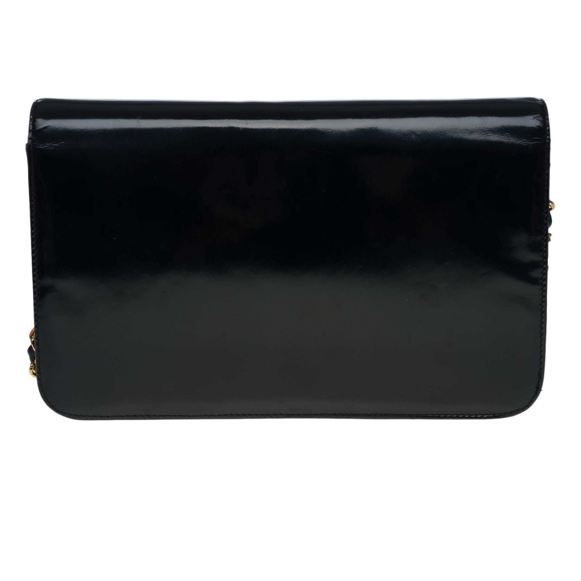 Sublime Chanel Classic Full Flap shoulder bag 23 cm in black patent leather, gold-tone metal hardware, a gold-tone metal handle interlaced with black leather allowing a shoulder support
Flap closure, gold-plated CC stud clasp
Black leather lining,
