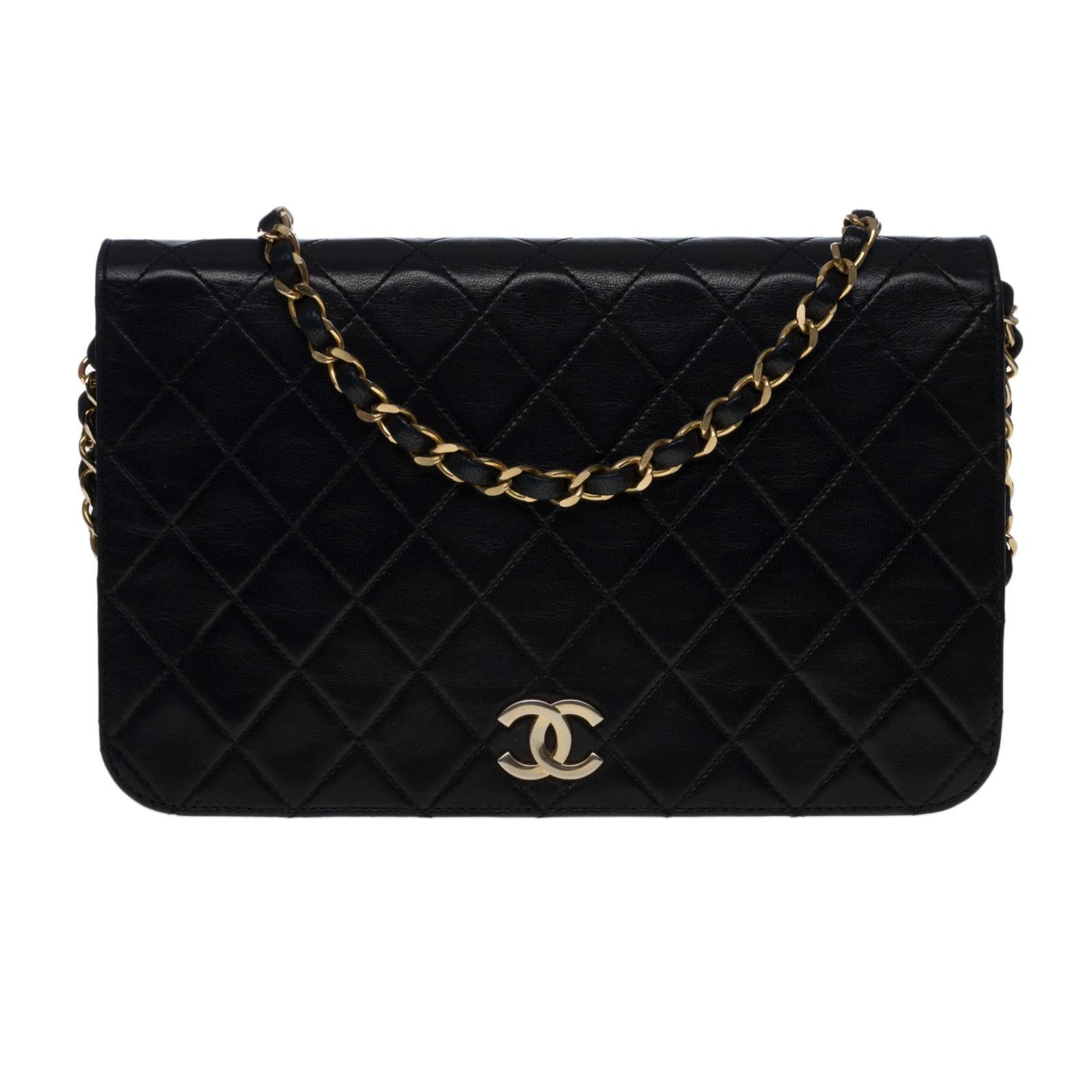 Wonderful Chanel Classique Full flap handbag in black quilted leather, hardware in gold metal, one chain strap in gold metal interwoven with black leather allowing the bag to be worn on the shoulder or accross the body
Flap closure, golden CC logo