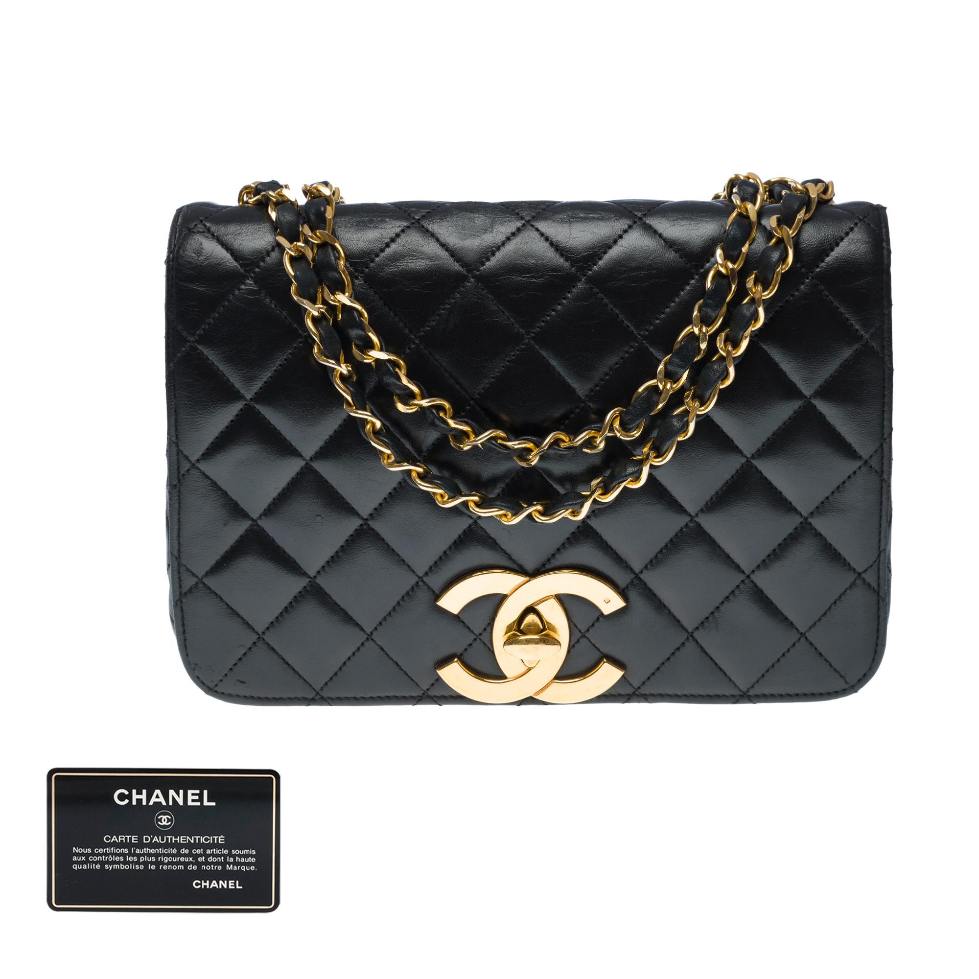 Lovely Chanel Classique Full flap shoulder bag in black quilted leather, gold metal trim, a gold metal chain handle interlaced with black leather for shoulder carry

Flap closure, golden CC logo clasp
Inner lining in burgundy leather, 1 zipped