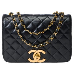 Klassische Chanel-Schultertasche mit voller Klappe aus schwarzem gestepptem Lammfell, GHW