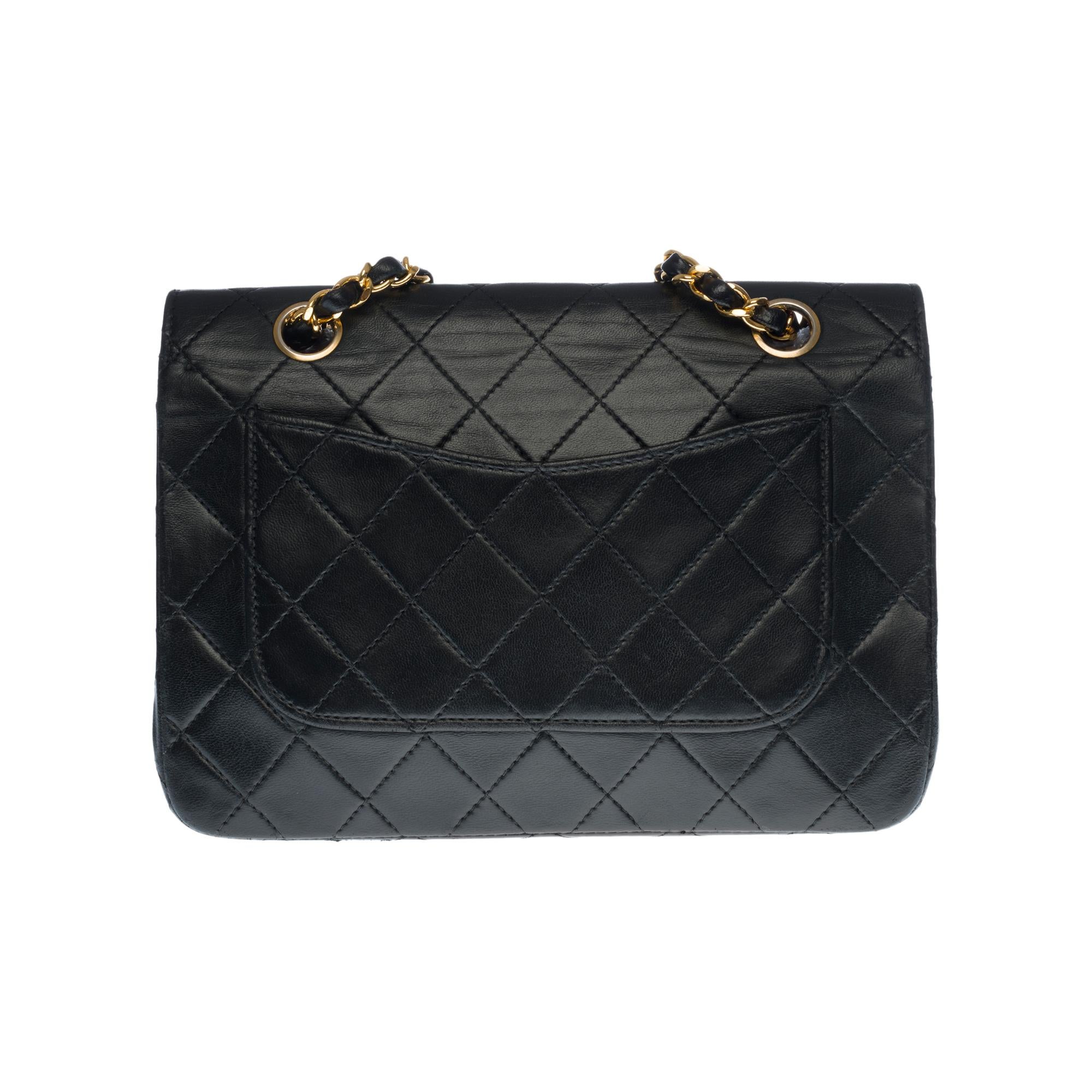Lovely Chanel Classic Bag full flap in black quilted lambskin leather, gold metal hardware, gold metal chain interwoven with black leather
1 patch pocket at back
Flap closure, gold-tone CC logo clasp
Lining in burgundy leather, 1 double patch