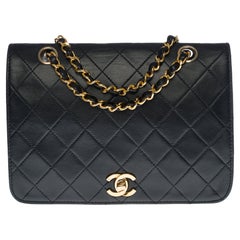 Klassische Chanel-Schultertasche mit voller Klappe aus schwarzem gestepptem Leder und GHW
