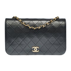Chanel Classic Full Flap Umhängetasche aus schwarzem:: gestepptem Leder und goldener Hardware