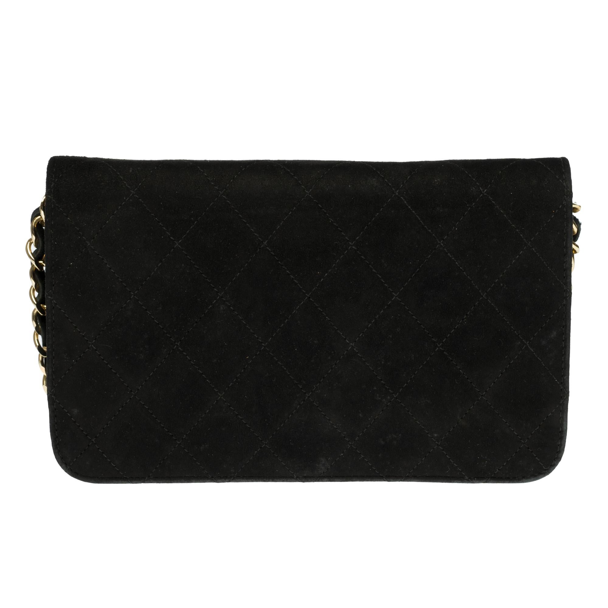 Very pretty & Cute Chanel Classic Mini full flap bag in black quilted suede, gold-tone metal hardware, gold-tone metal chain intertwined with black suede for a hand or shoulder stand.
Flap closure, gold-tone CC logo clasp.
Lining in red leather, 1