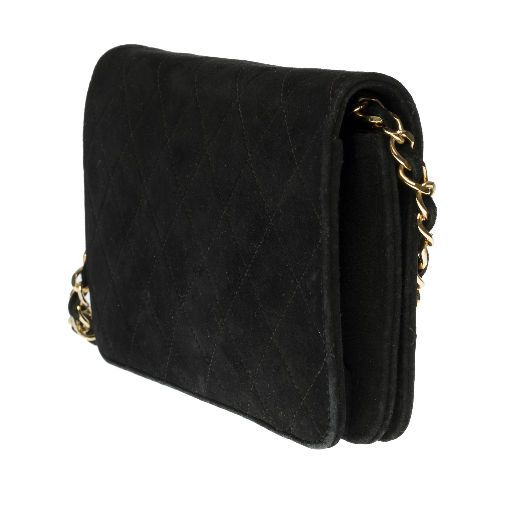 Chanel Classic Full Flap shoulder bag in black quilted Suede and gold hardware In Good Condition In Paris, IDF