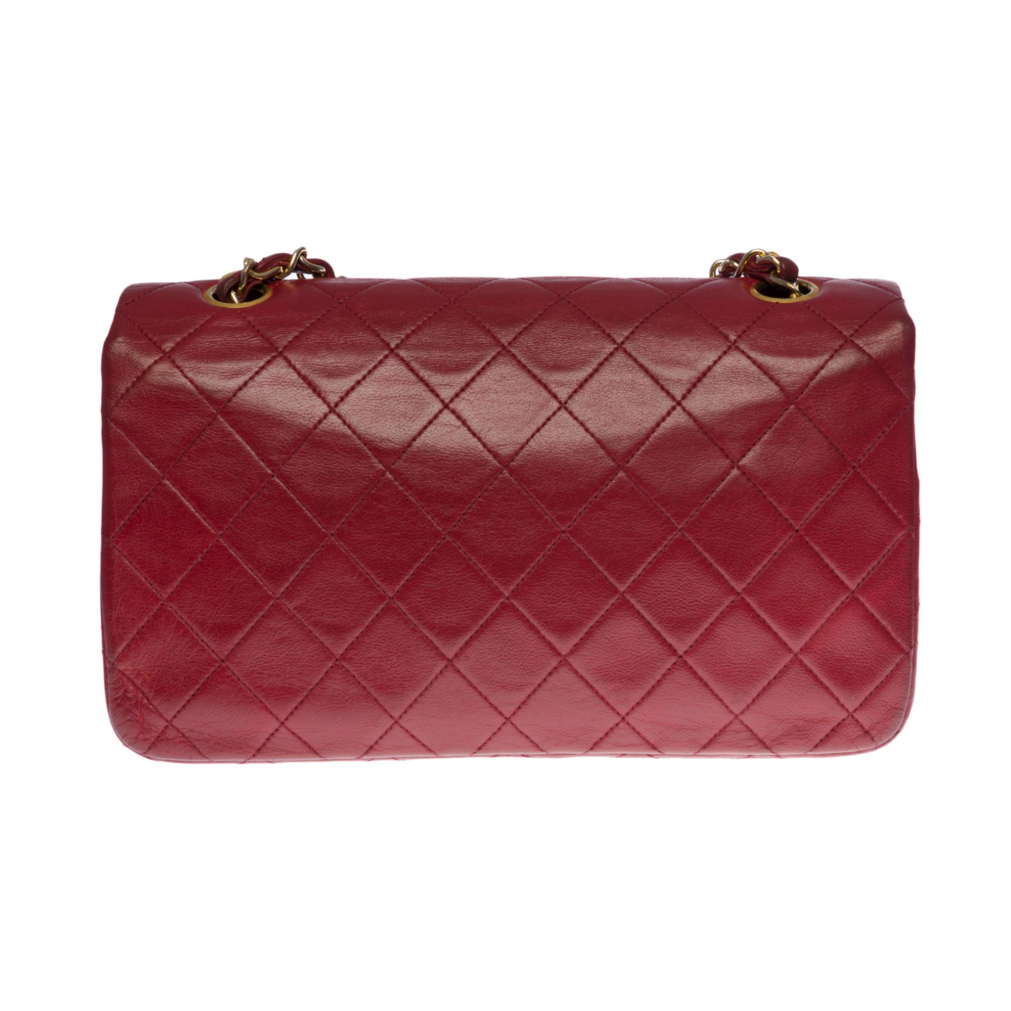 Hübsche Chanel Classique Full Flap Tasche aus weinrotem gestepptem Lammleder:: goldene Metallbeschläge:: goldene Metallkette mit weinrotem Leder verflochten. 
Klappenverschluss:: goldfarbener CC-Logo-Verschluss. 
Innenfutter aus braunem Leder:: 1