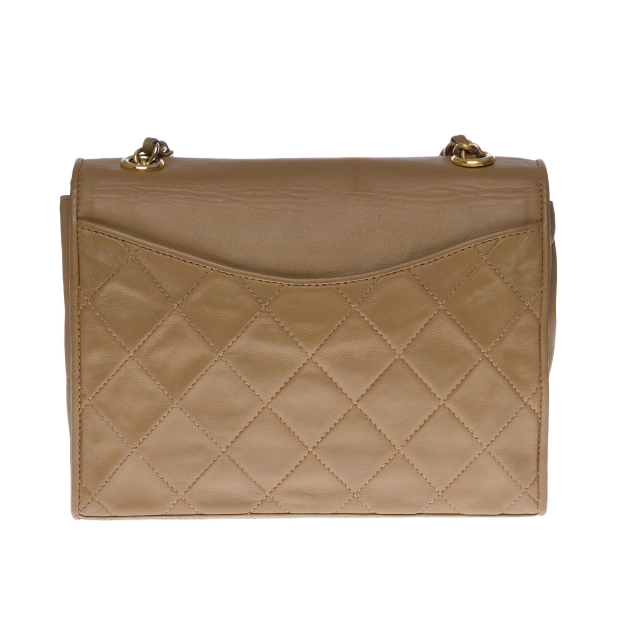 Lovely Chanel Classic Mini Full Flap bag in taupe quilted lambskin leather, gold-tone metal hardware, taupe leather interlocking gold-tone metal chain for hand, shoulder or shoulder support.
Closure by flap and snap button.
Lining in beige leather,