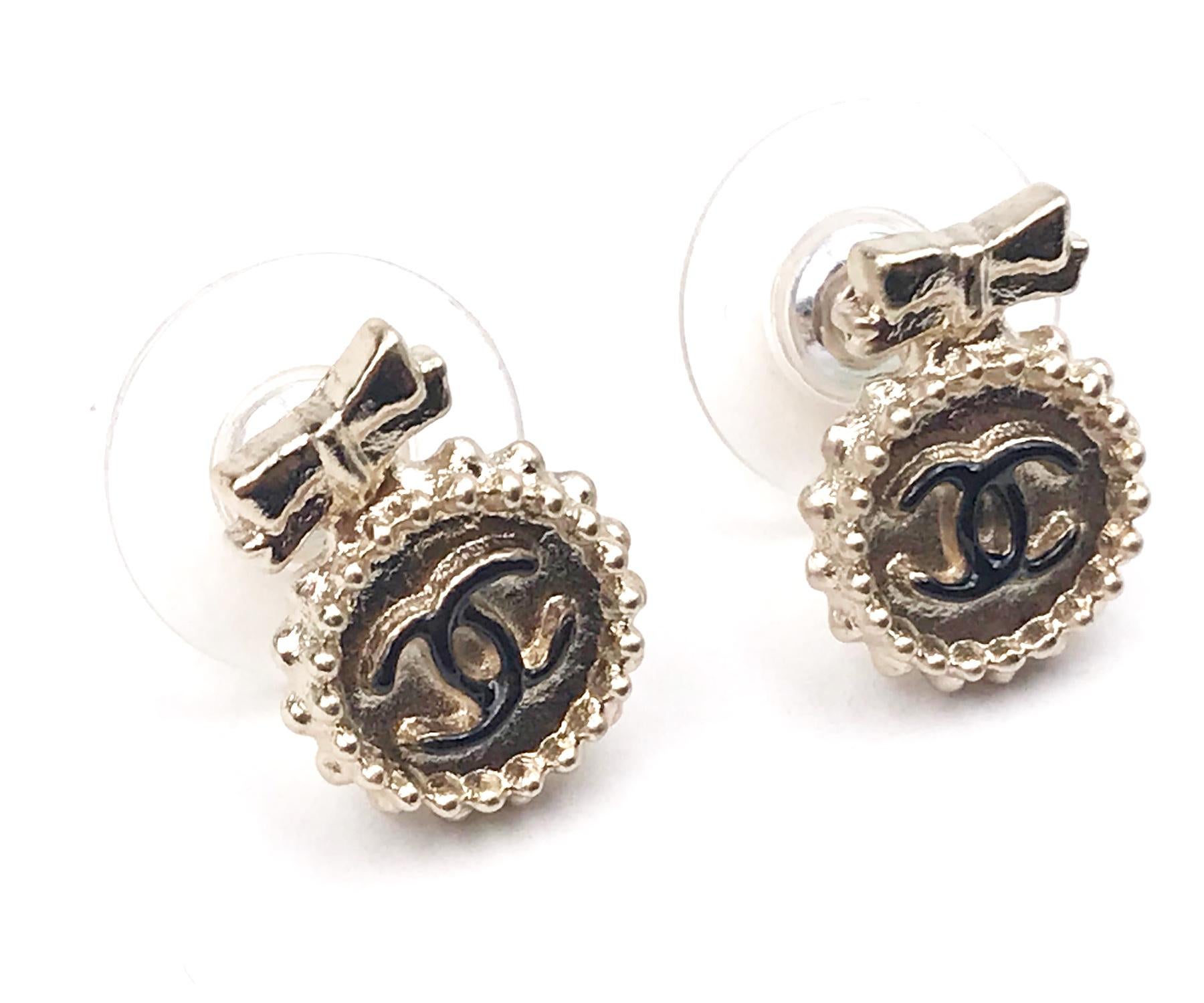 Artisan Chanel Classic Gold Bow CC Round Small Button Stud Piercing Earrings For Sale