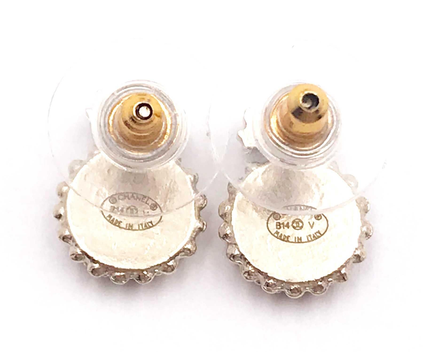 Chanel Classic Boucles d'oreilles Pierce en or avec noeud CC rond et petit bouton Pour femmes en vente
