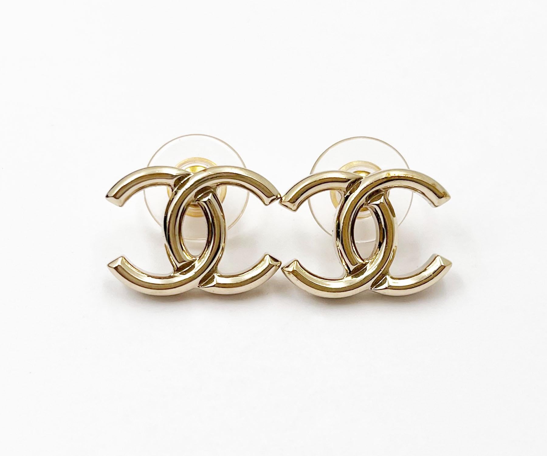 Chanel Classic Gold CC 3D Piercing Earrings

*Marked 17
*Made in Italy

-It is approximately 0.75