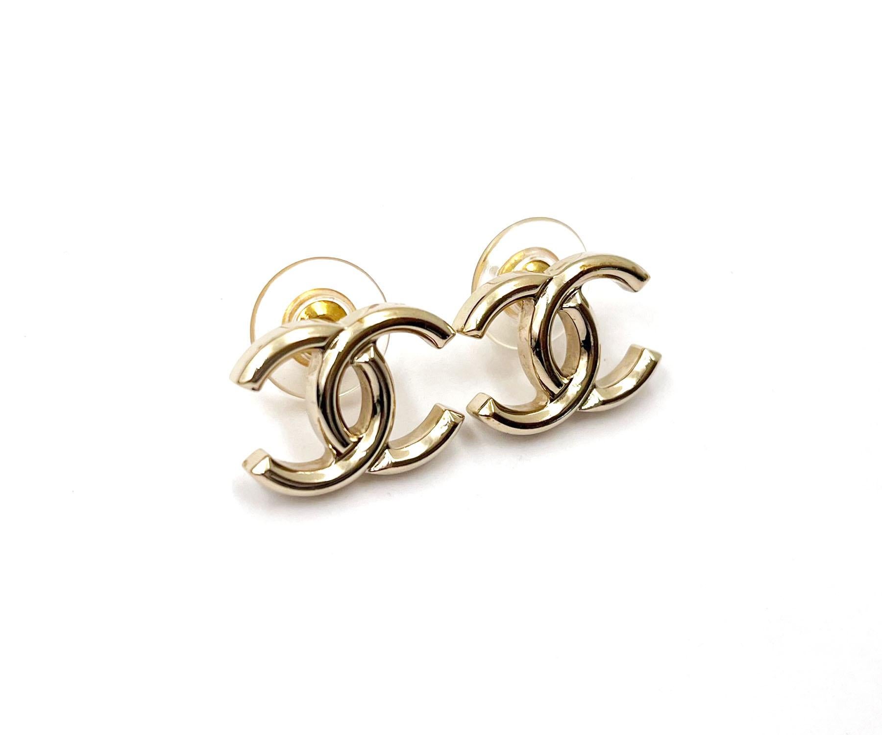 Chanel Classic Gold CC 3D-Piercing-Ohrringe (Kunsthandwerker*in)